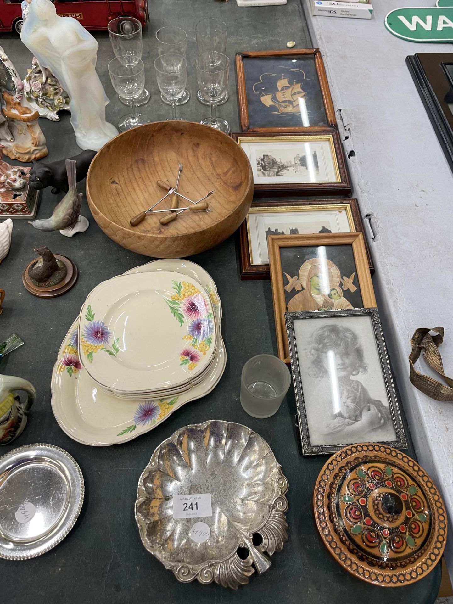 A MIXED GROUP OF ITEMS TO INCLUDE CONTINENTAL FIGURAL CANDLESTICK, STAFFORDSHIRE FIGURES, PICTURES - Image 2 of 5