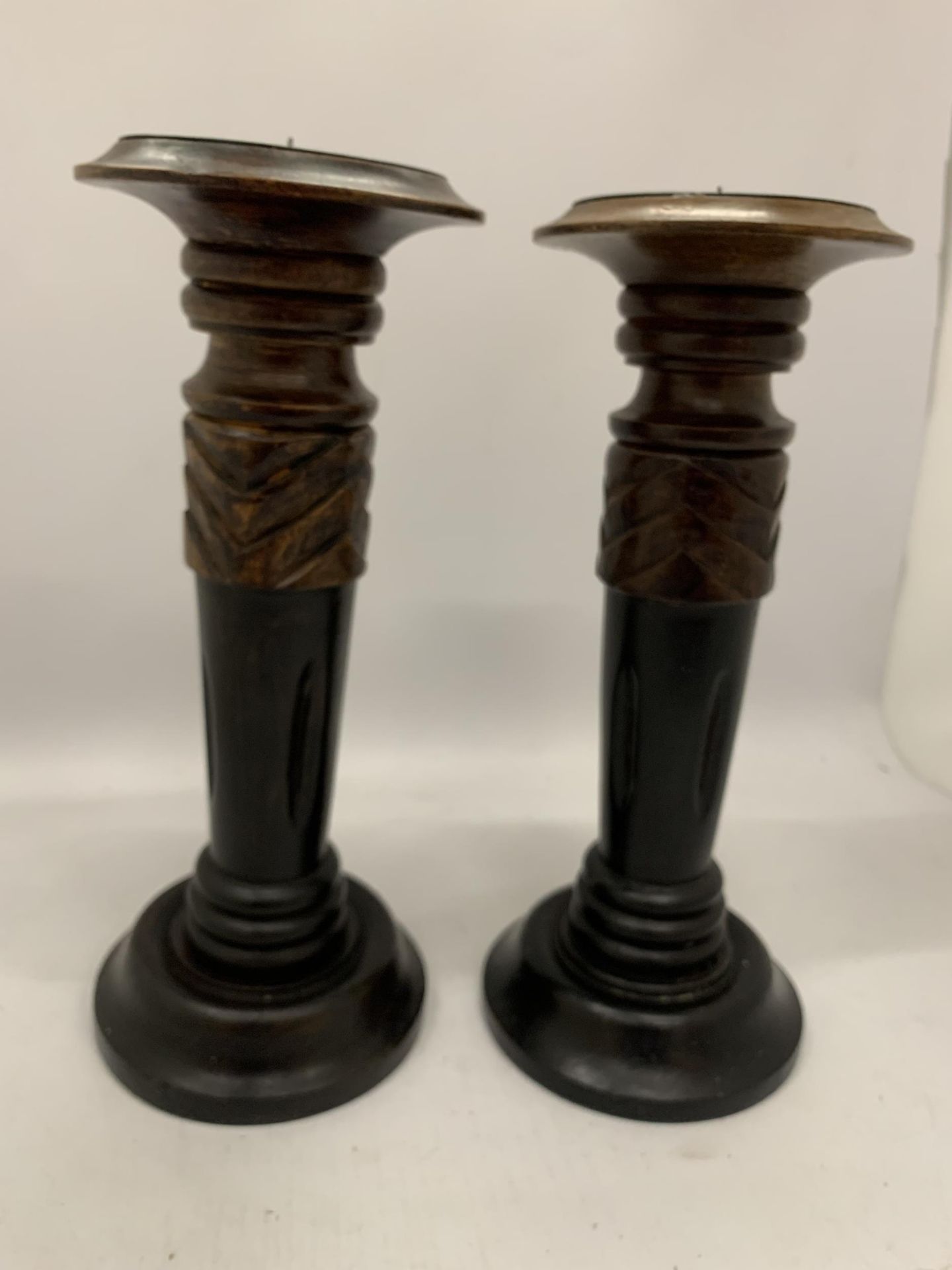 A PAIR OF VINTAGE WOODEN CANDLESTICKS - Image 2 of 3