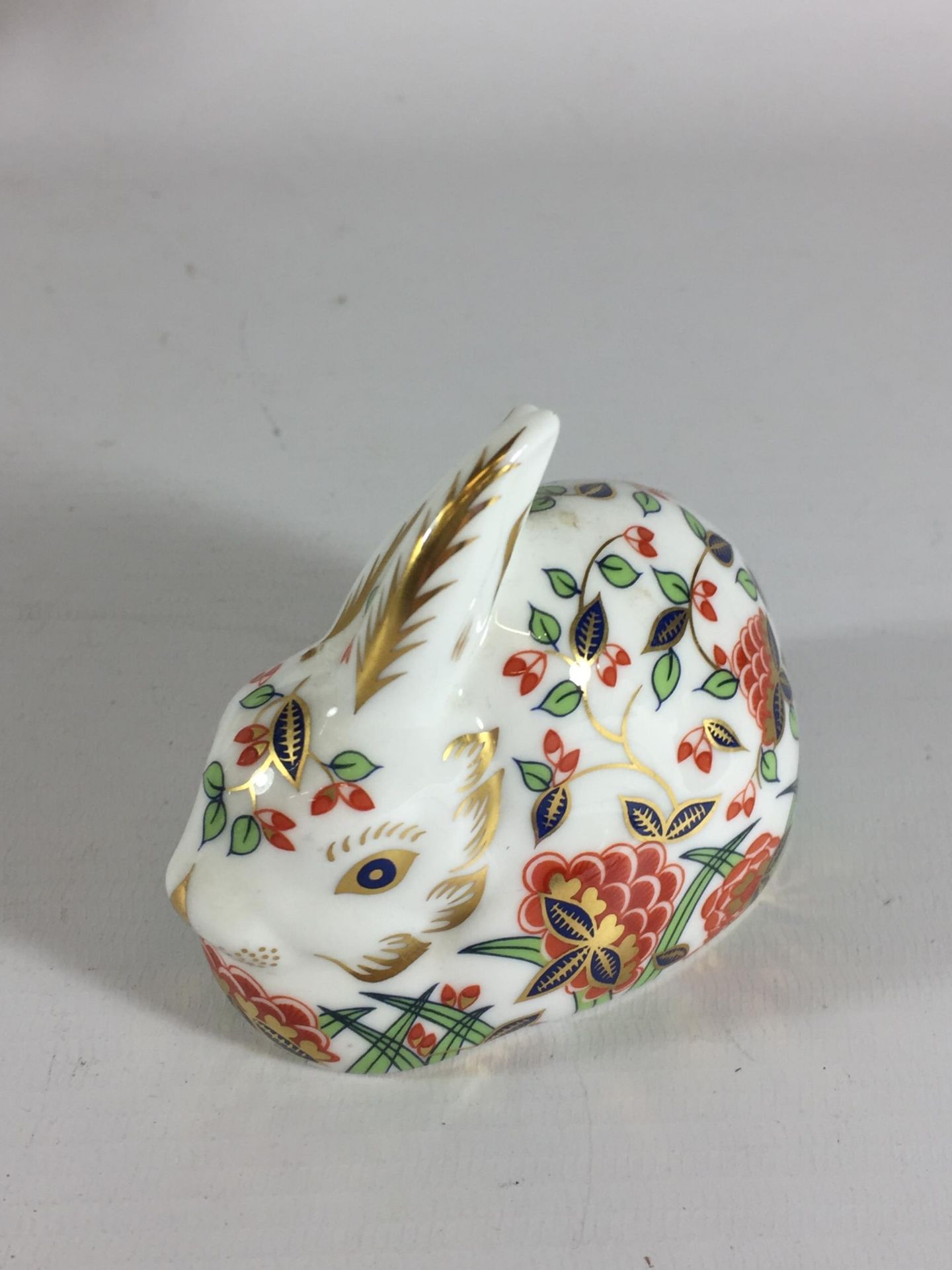 A ROYAL CROWN DERBY MEADOW RABBIT PAPERWEIGHT, GOLD STOPPER - Image 2 of 3