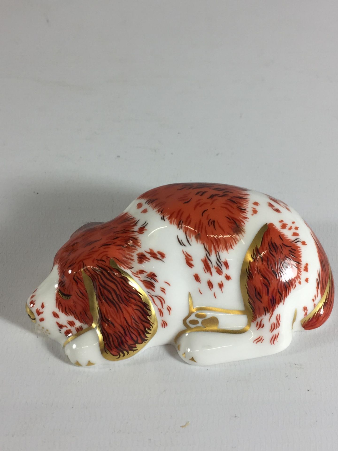 A ROYAL CROWN DERBY PUPPY COLLECTORS GUILD PAPERWEIGHT, GOLD STOPPER