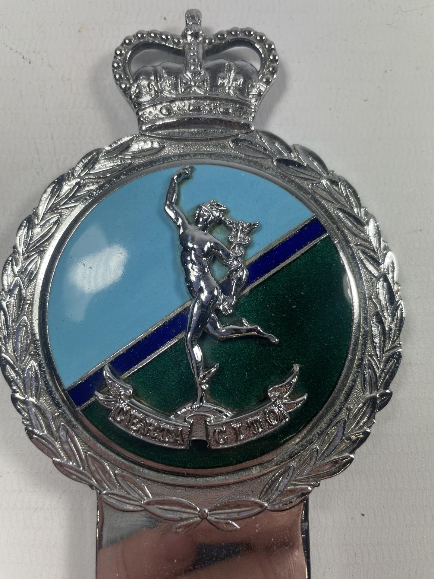 A VINTAGE QUEENS CROWN ENAMELLED ROYAL SIGNAL CORPS CAR BADGE WITH CLIP - Image 2 of 3