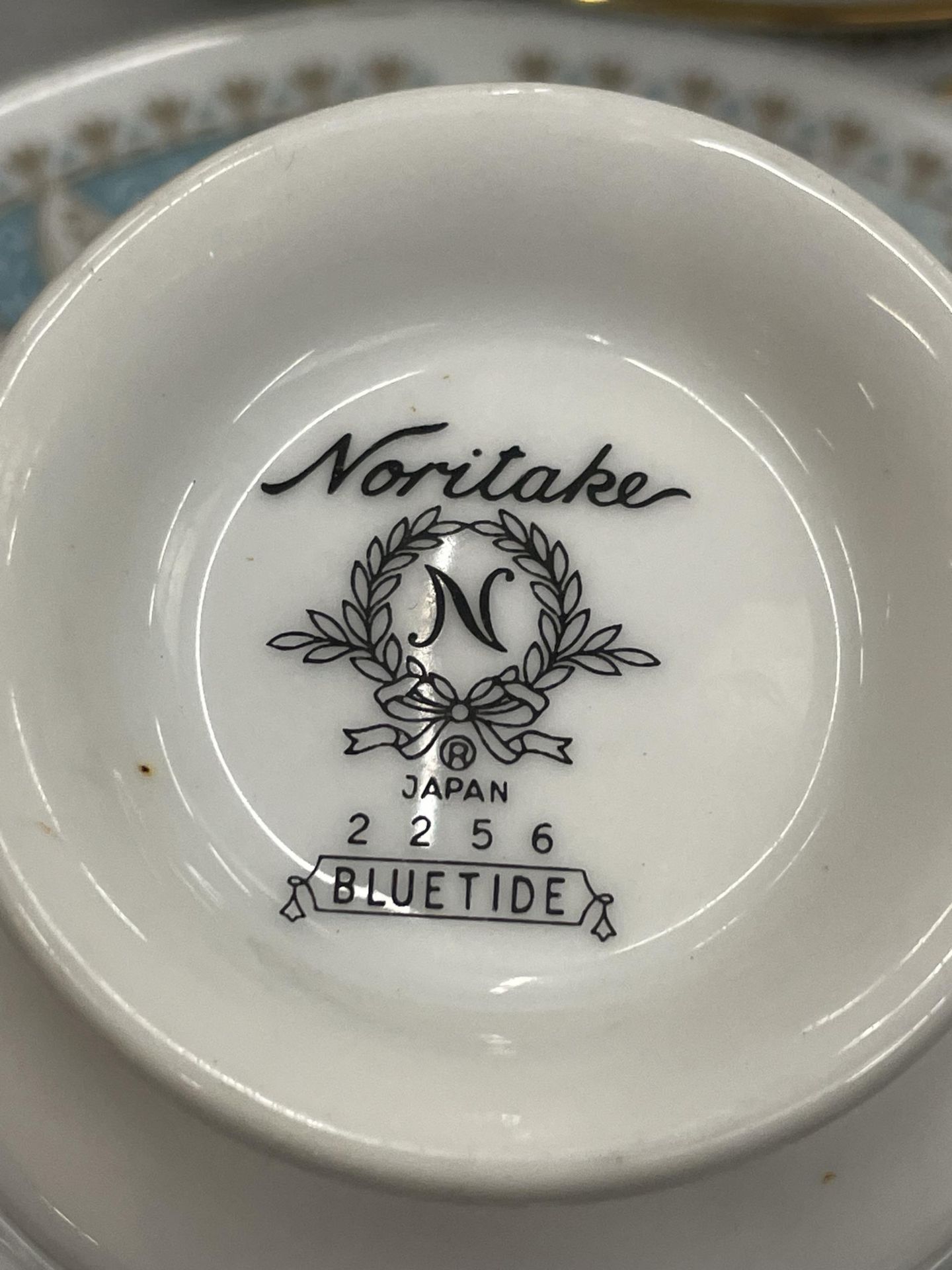 A NORITAKE JAPANESE 'BLUETIDE' PATTERN TEA / DINNER SERVICE - Image 5 of 5