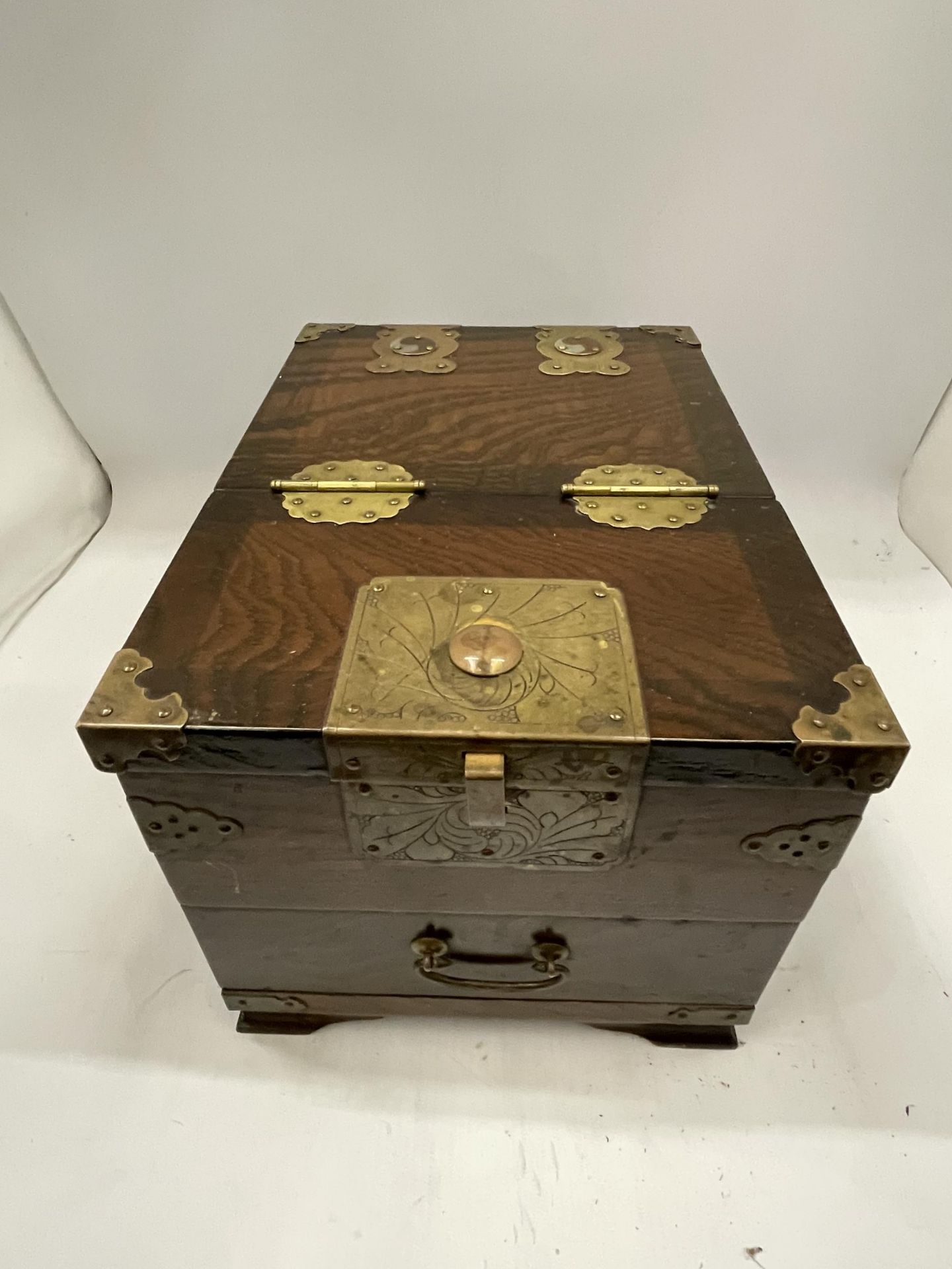 A VINTAGE ORIENTAL HARDWOOD AND BRASS JEWELLERY BOX WITH MIRRORED LIFT UP LID