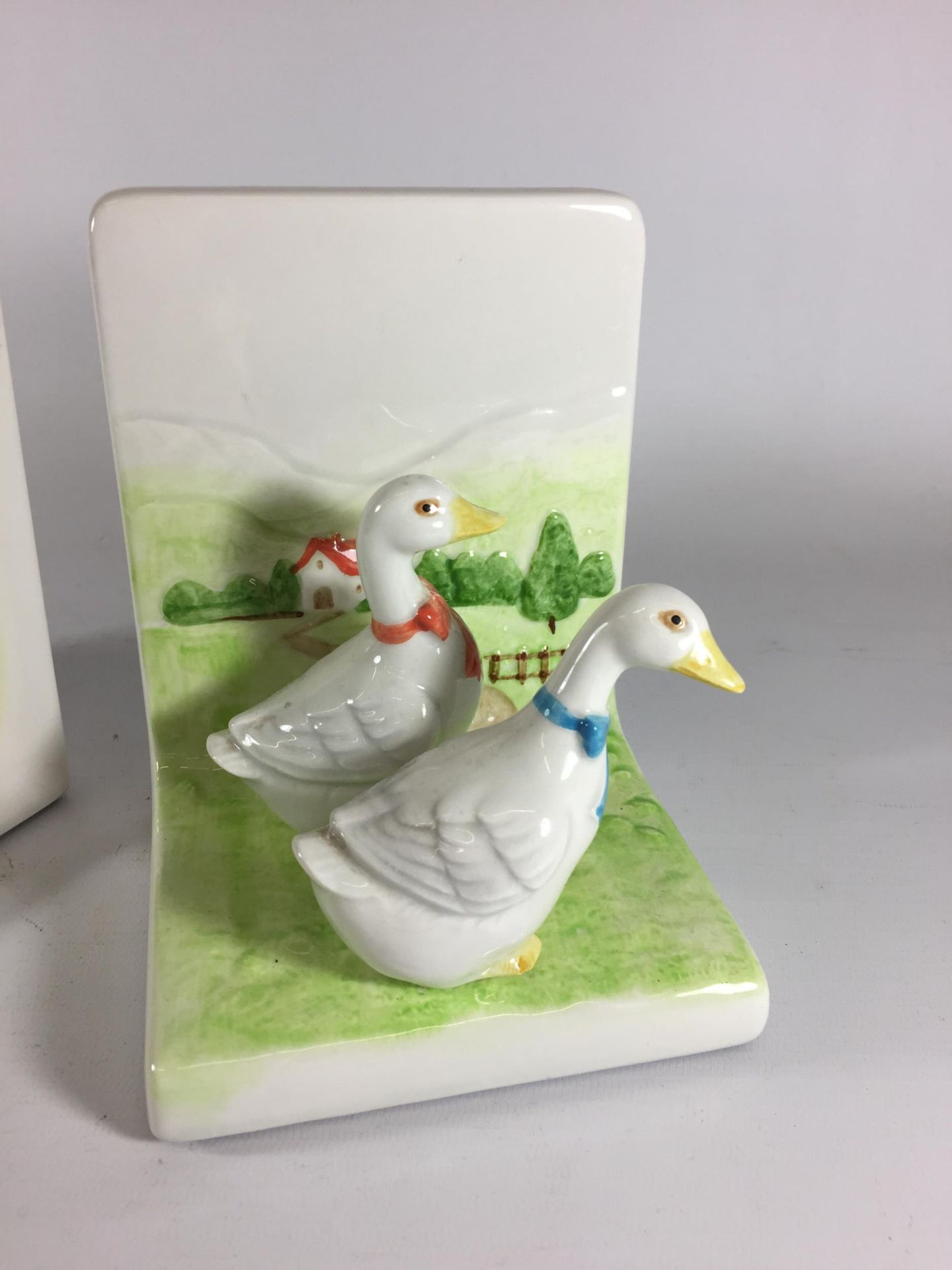 A PAIR OF OTAGIRI DUCK DESIGN CERAMIC BOOKENDS - Image 2 of 4