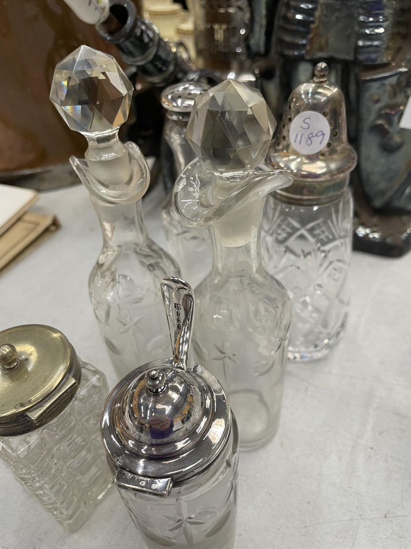 A MIXED LOT OF GLASSWARE TO INCLUDE CUT GLASS TRAY, CONDIMENT BOTTLES ETC - Image 3 of 3