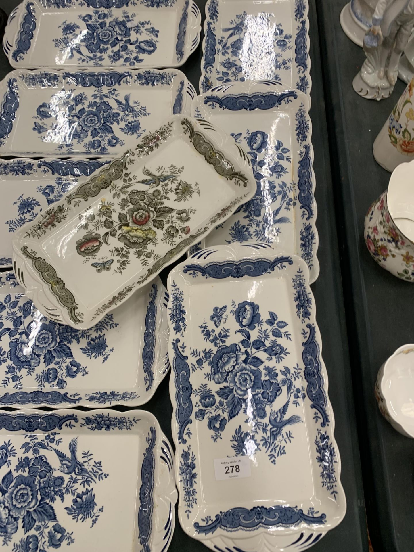 A SET OF EIGHT BLUE AND WHITE FLORAL DESIGN TRAYS AND FURTHER CERAMIC TRAY - Image 4 of 4