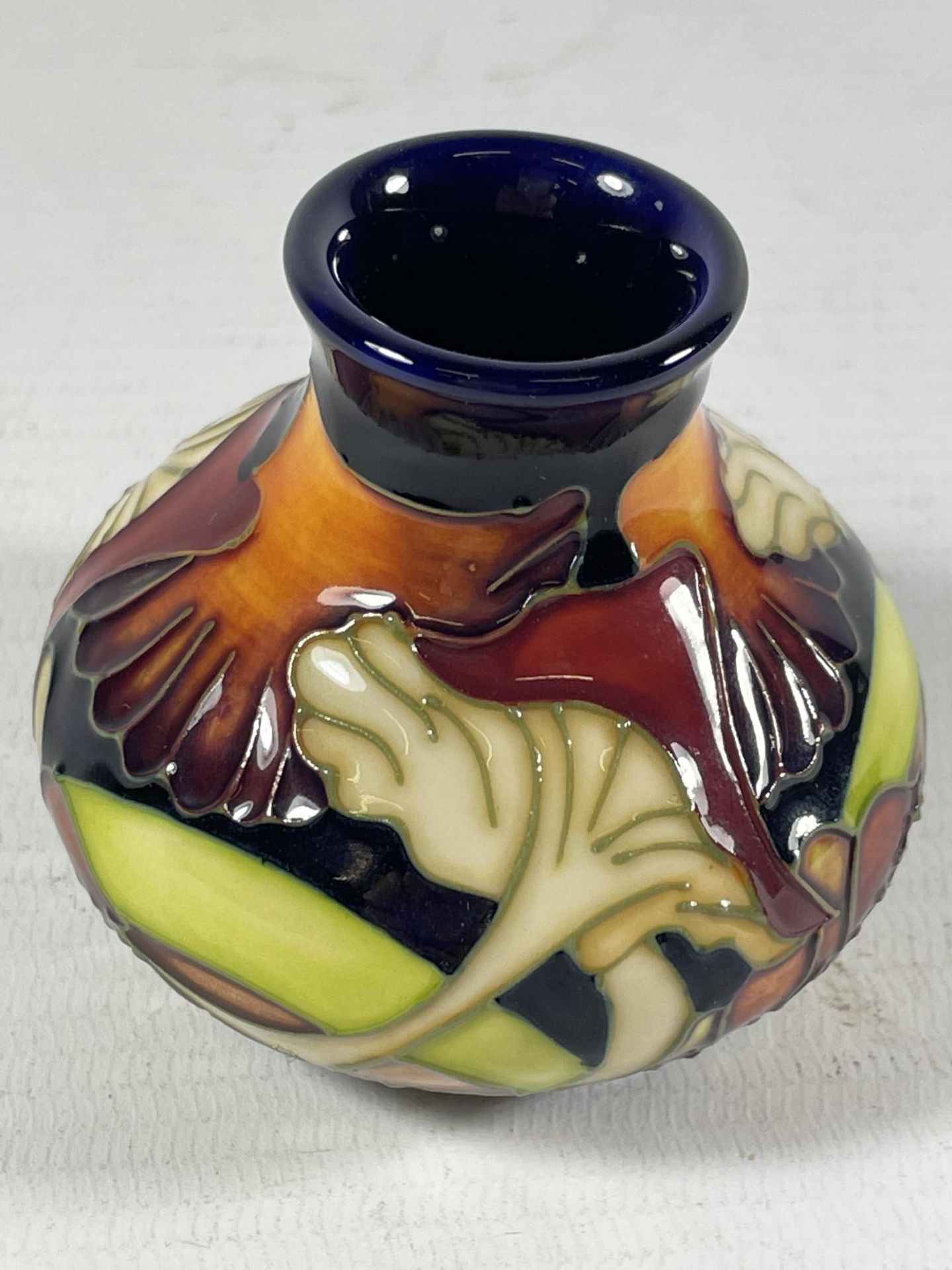 A SMALL MOORCROFT VASE (SECONDS) HEIGHT 6CM - Image 2 of 4