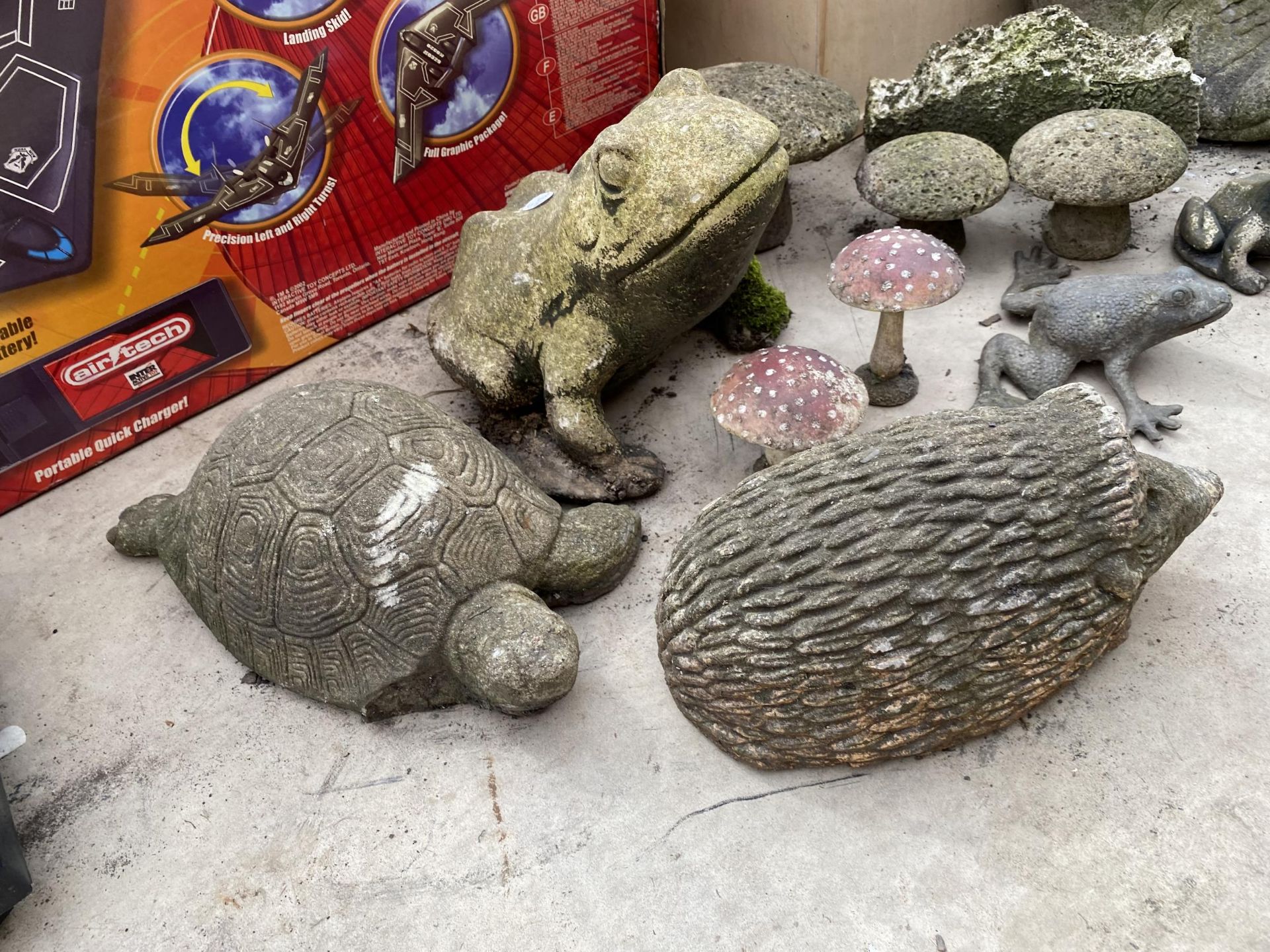 AN ASSORTMENT OF RECONSTITUTED STONE GARDEN FIGURES TO INCLUDE BOOTS, FROGS AND A TURTLE ETC - Image 5 of 5