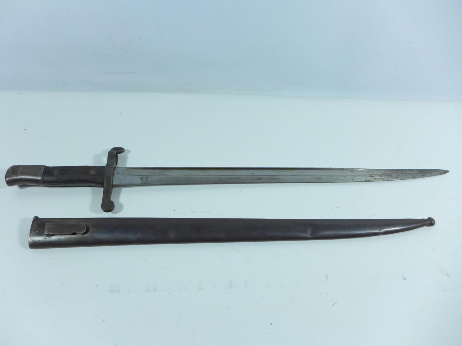 A PORTUGESE 1885 BAYONET AND SCABBARD, 47CM BLADE, LENGTH 61.5CM