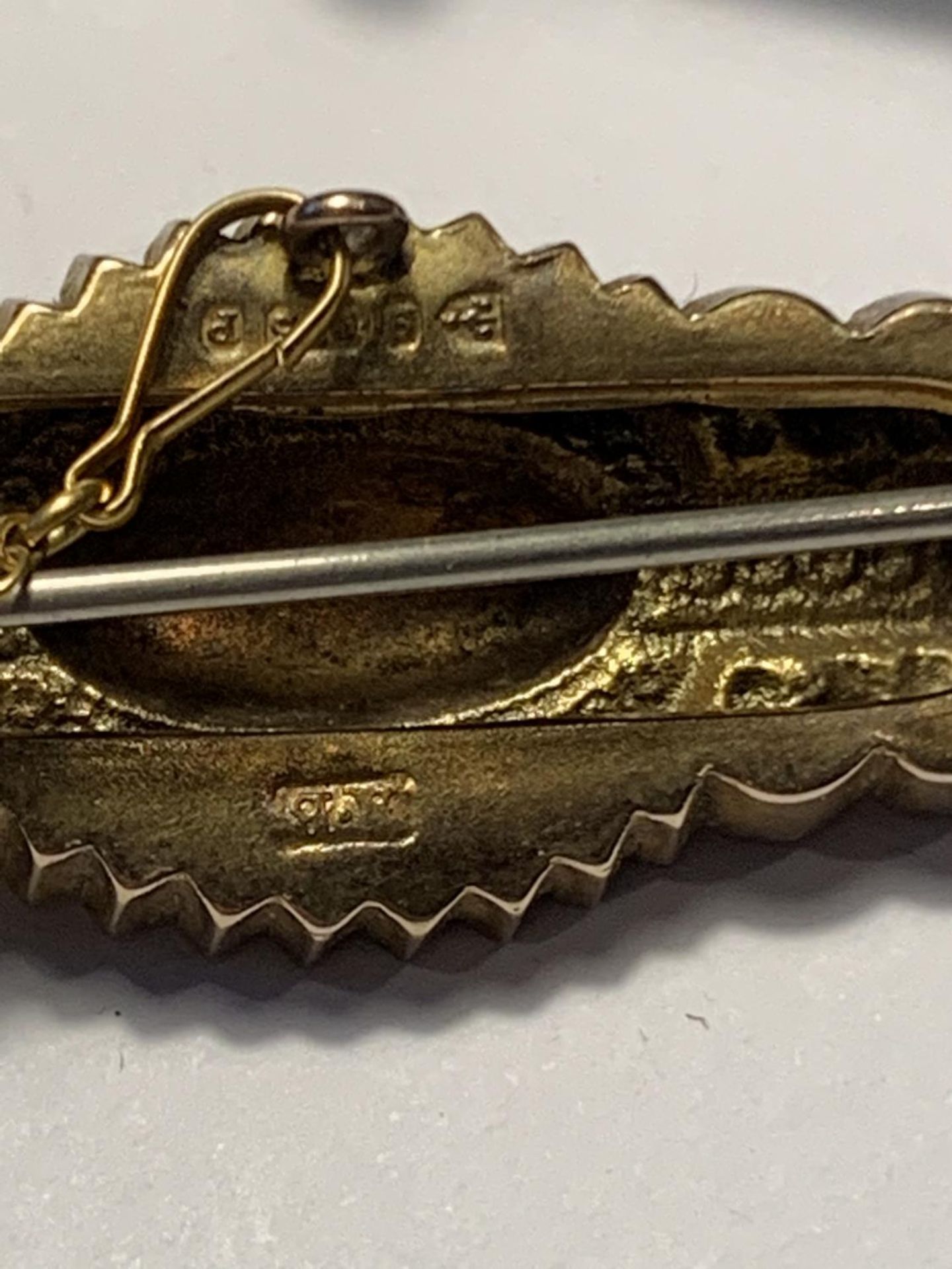 A VINTAGE 9 CARAT GOLD BROOCH IN AN ORIGINAL PRESENTATION BOX GROSS WEIGHT OF BROOCH 3.16 GRAMS - Image 4 of 4