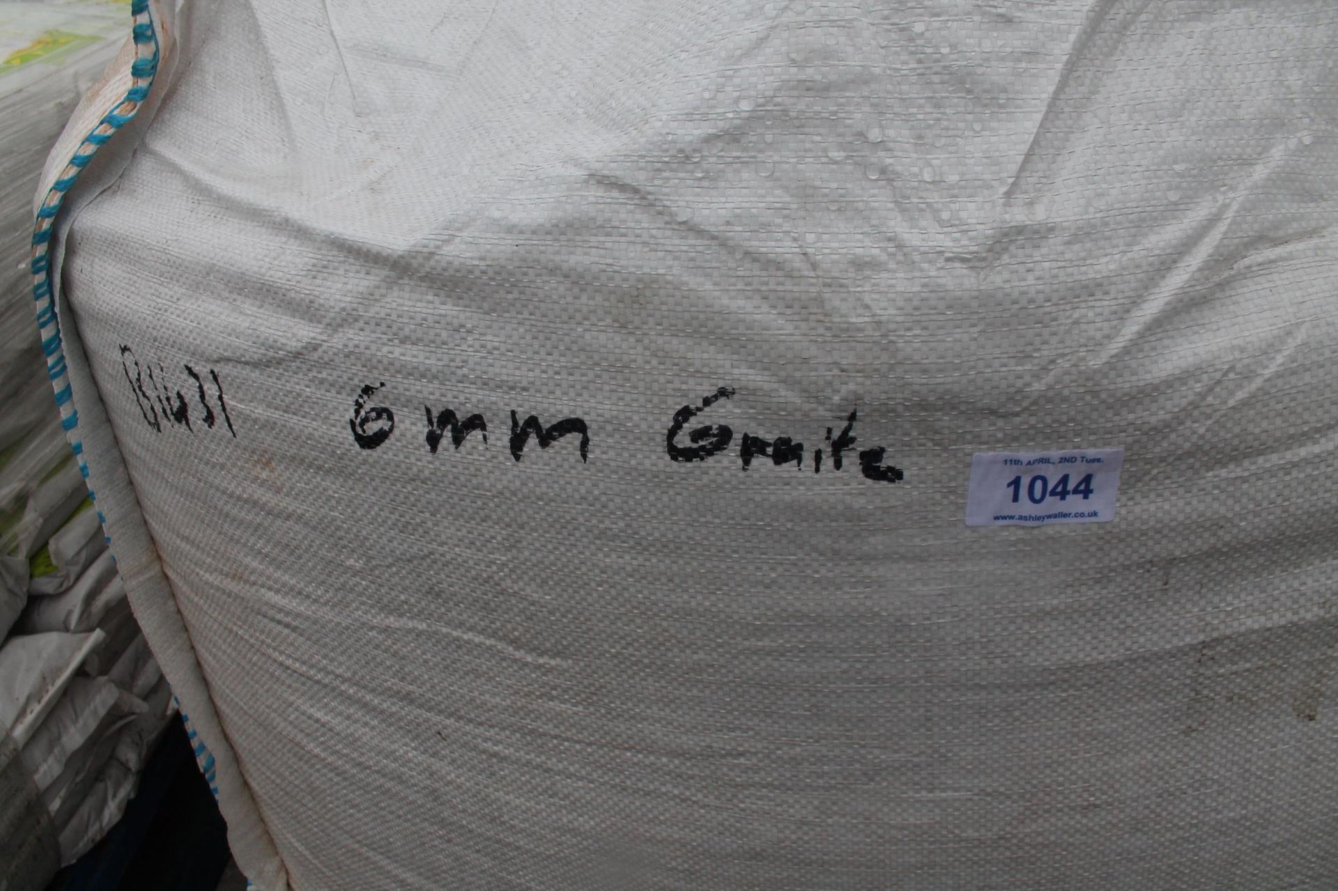 TOTE BAG OF 6mm WASHED RED GRANITE NO VAT - Image 2 of 2