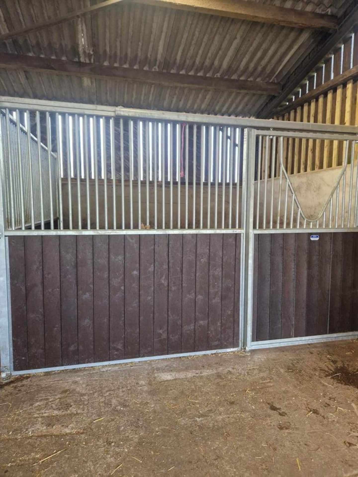 TEN AEI STABLES OF 9 MIDDLES 12' X 10' NO END WITH SLIDING DOORS AND ANTI WEAVE BARS ALL SPRUNG - Bild 3 aus 6