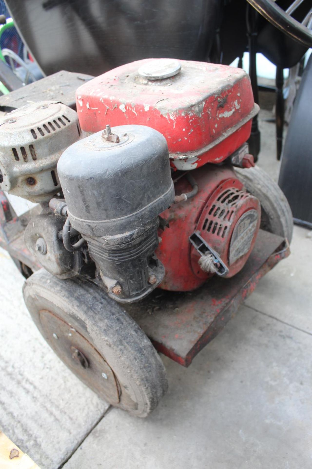 PETROL GENERATOR WITH A HONDA 6HP ENGINE IN GOOD WORKING ORDER + VAT - Image 2 of 2