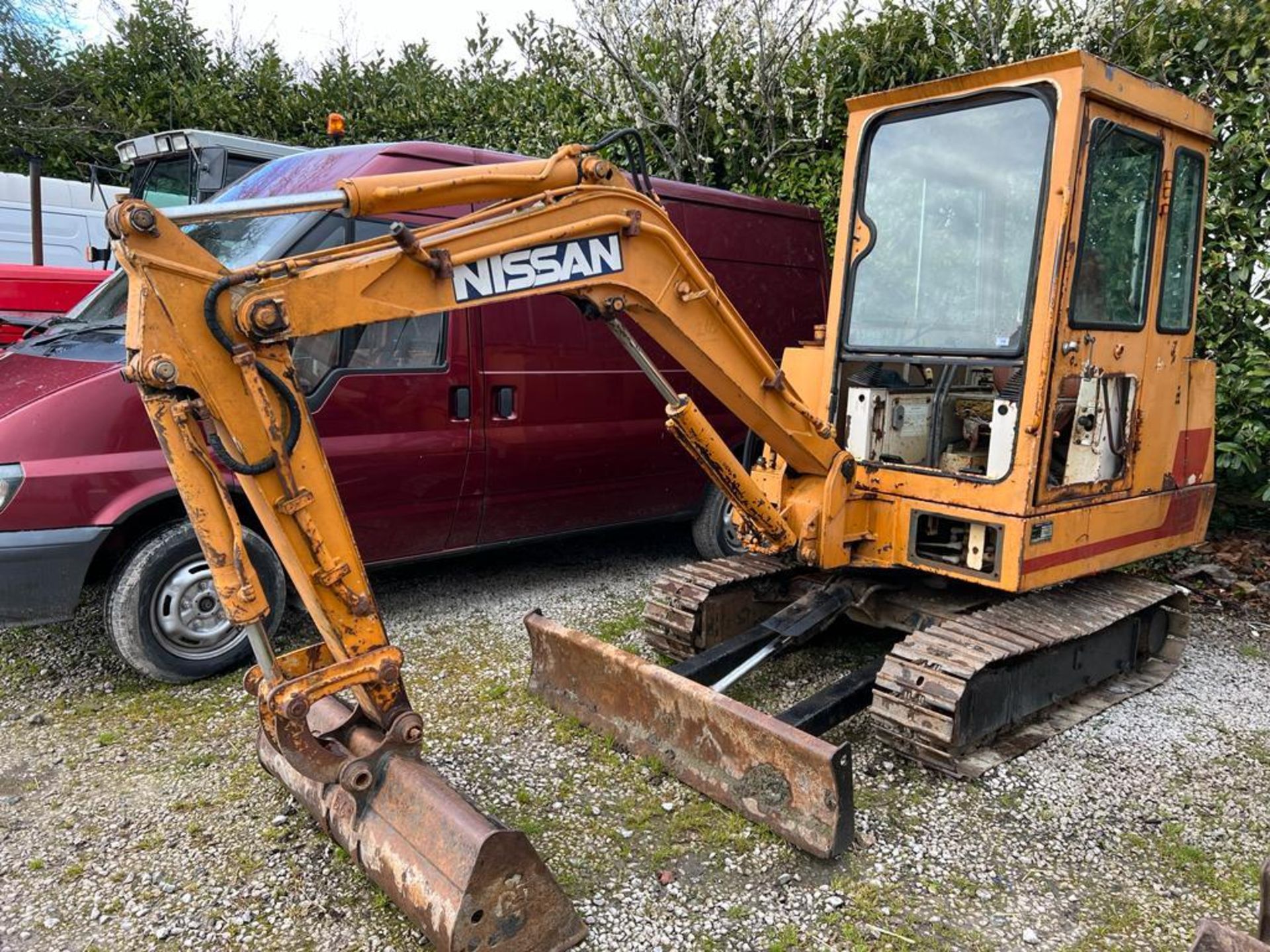 A NISSAN 2.7 TONNE MINI DIGGER STARTS RUNS & DIGS NO VAT WHILST ALL DESCRIPTIONS ARE GIVEN IN GOOD - Image 2 of 3