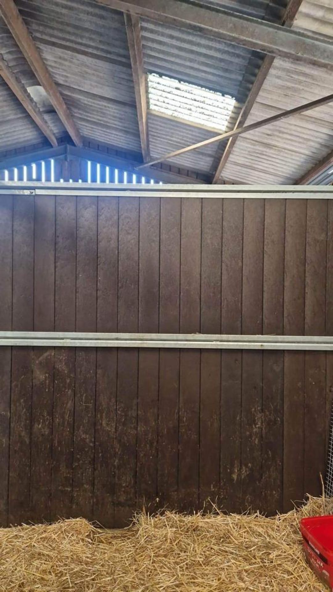 TEN AEI STABLES OF 9 MIDDLES 12' X 10' NO END WITH SLIDING DOORS AND ANTI WEAVE BARS ALL SPRUNG - Bild 4 aus 6