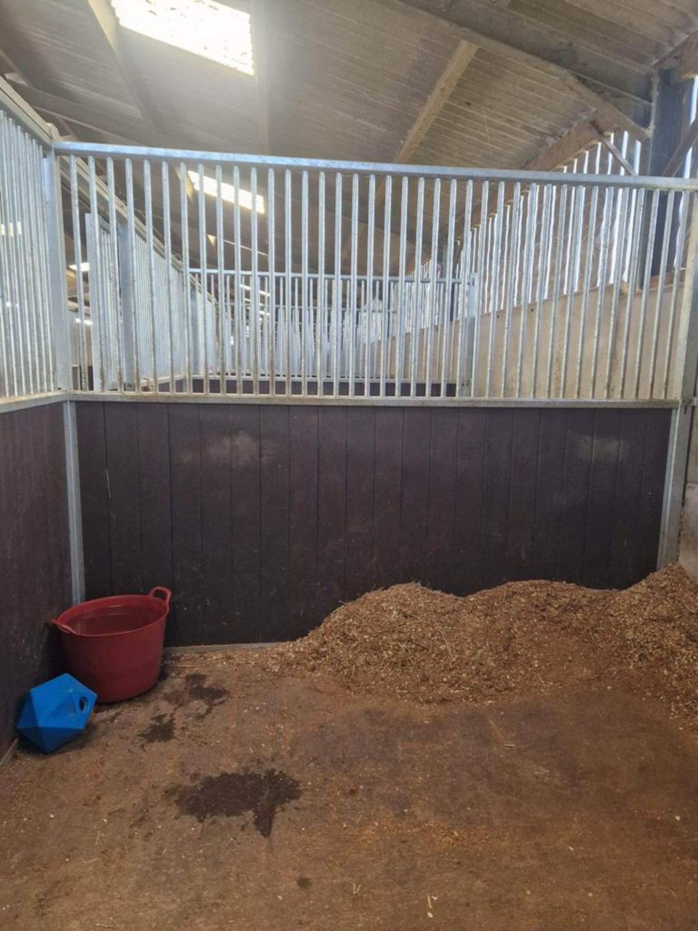 TEN AEI STABLES OF 9 MIDDLES 12' X 10' NO END WITH SLIDING DOORS AND ANTI WEAVE BARS ALL SPRUNG - Bild 2 aus 6