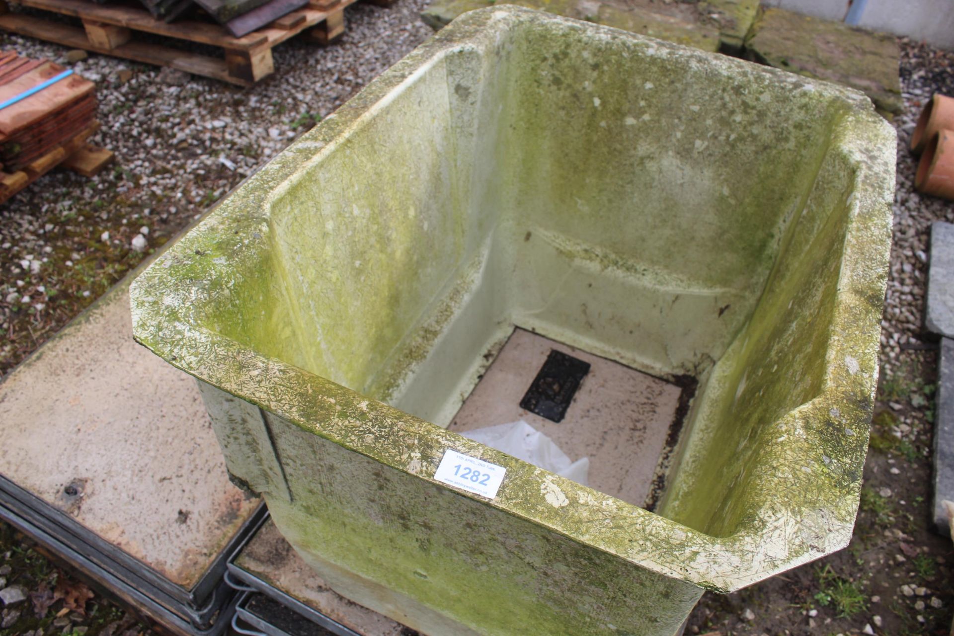 6 MANHOLE COVERS AND PLASTER BOX + VAT - Bild 2 aus 2