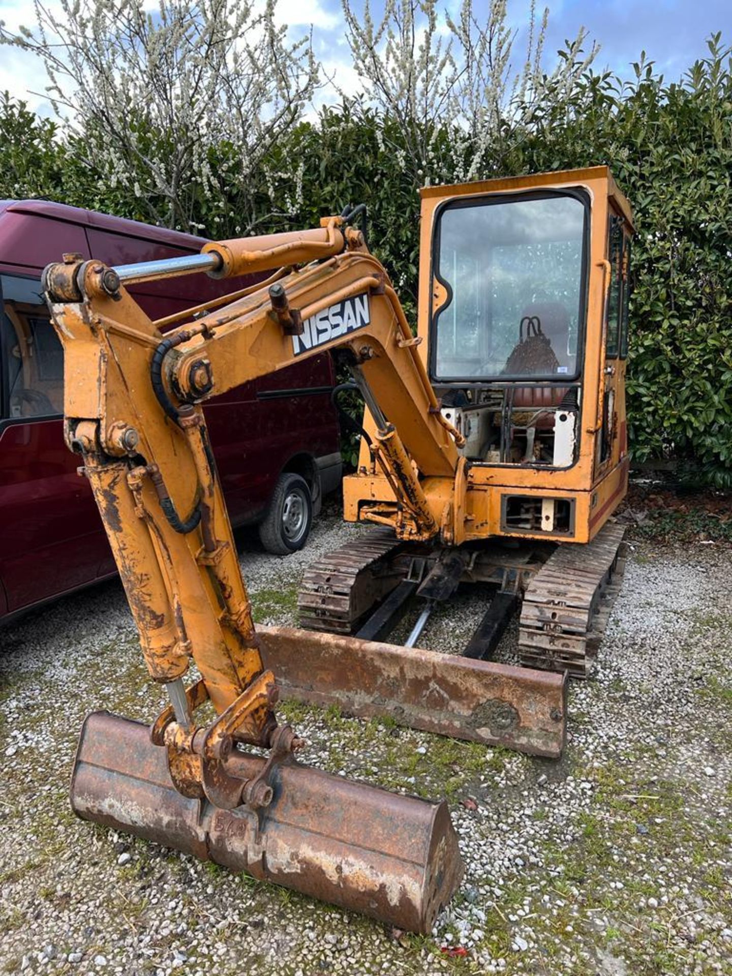 A NISSAN 2.7 TONNE MINI DIGGER STARTS RUNS & DIGS NO VAT WHILST ALL DESCRIPTIONS ARE GIVEN IN GOOD