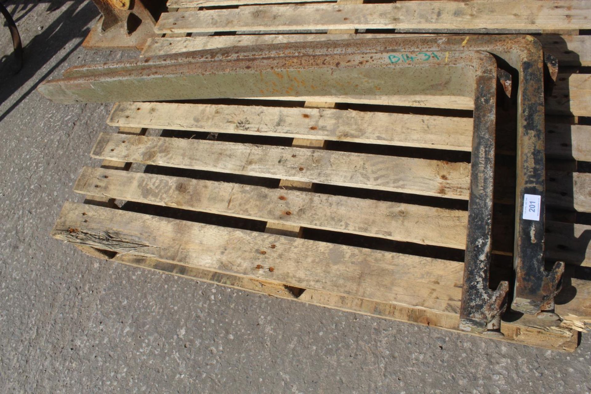 A PAIR OF PALLET FORKS NO VAT