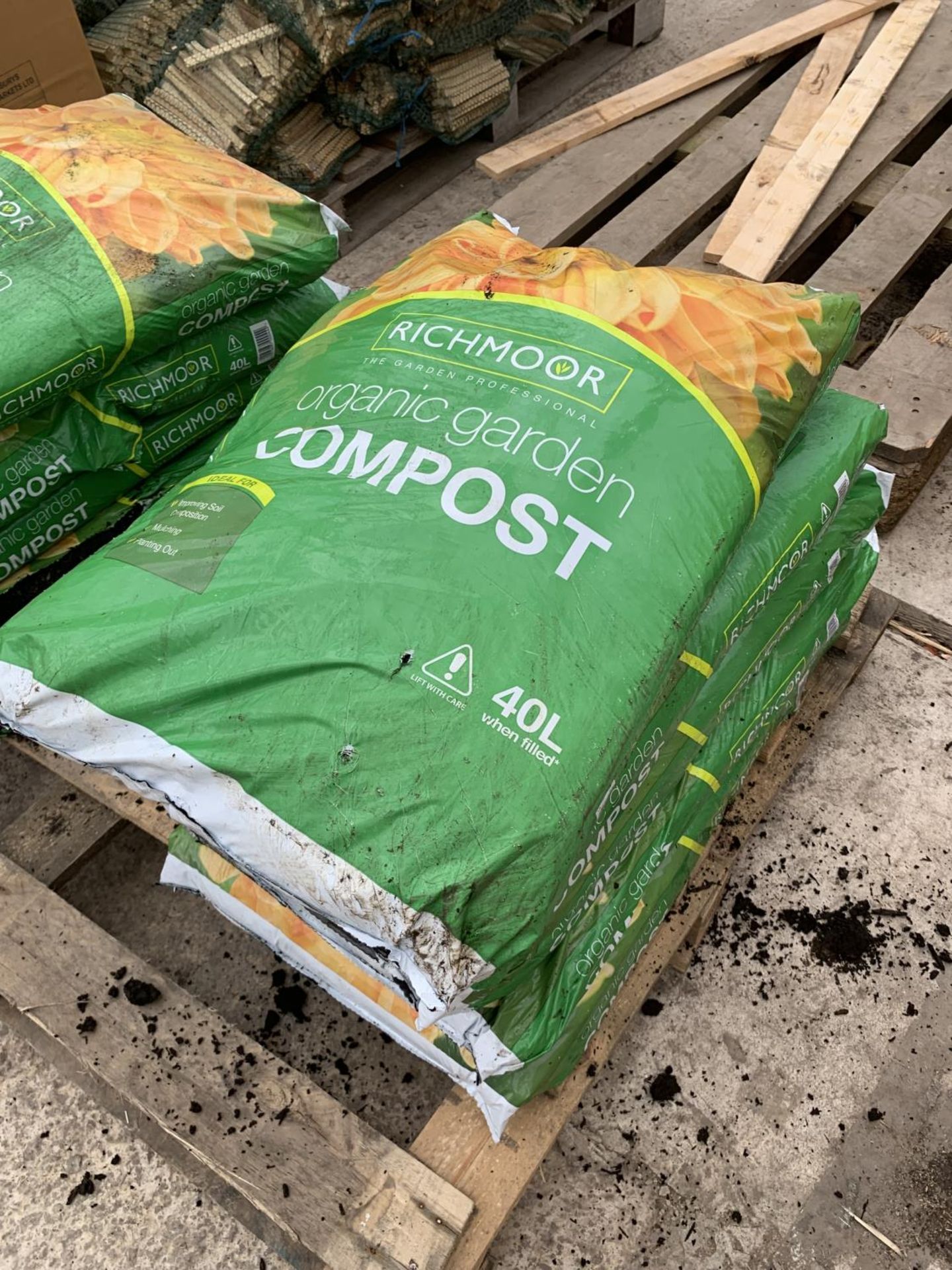 FIVE BAGS OF RICHMOOR ORGANIC GARDEN COMPOST 40L BAGS (SOME DAMAGED BAGS) NO VAT - Image 2 of 2