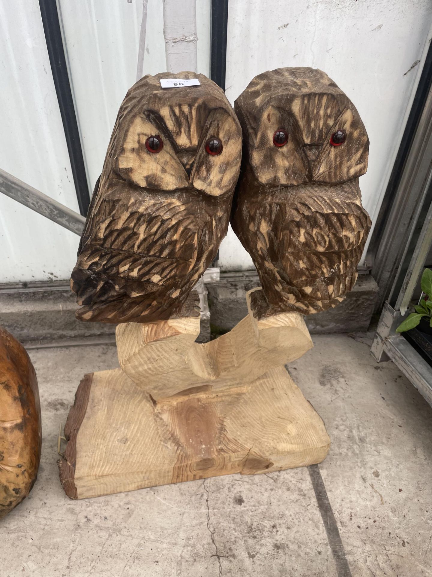 A CARVED WOODEN ORNAMENT OF A PAIR OF OWLS 76 CM HIGH NO VAT