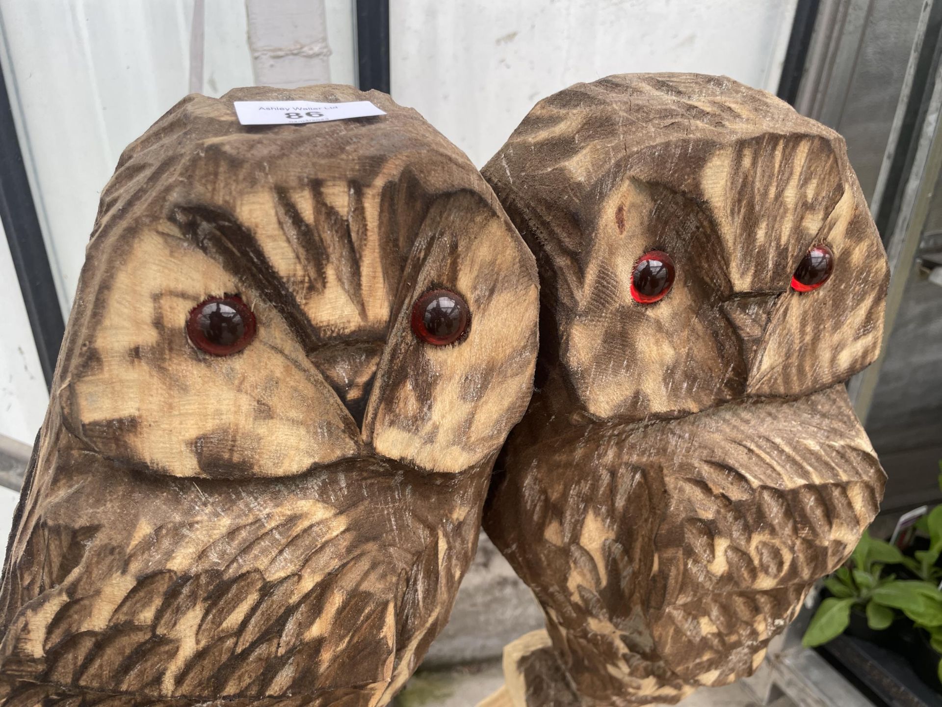 A CARVED WOODEN ORNAMENT OF A PAIR OF OWLS 76 CM HIGH NO VAT - Image 2 of 3