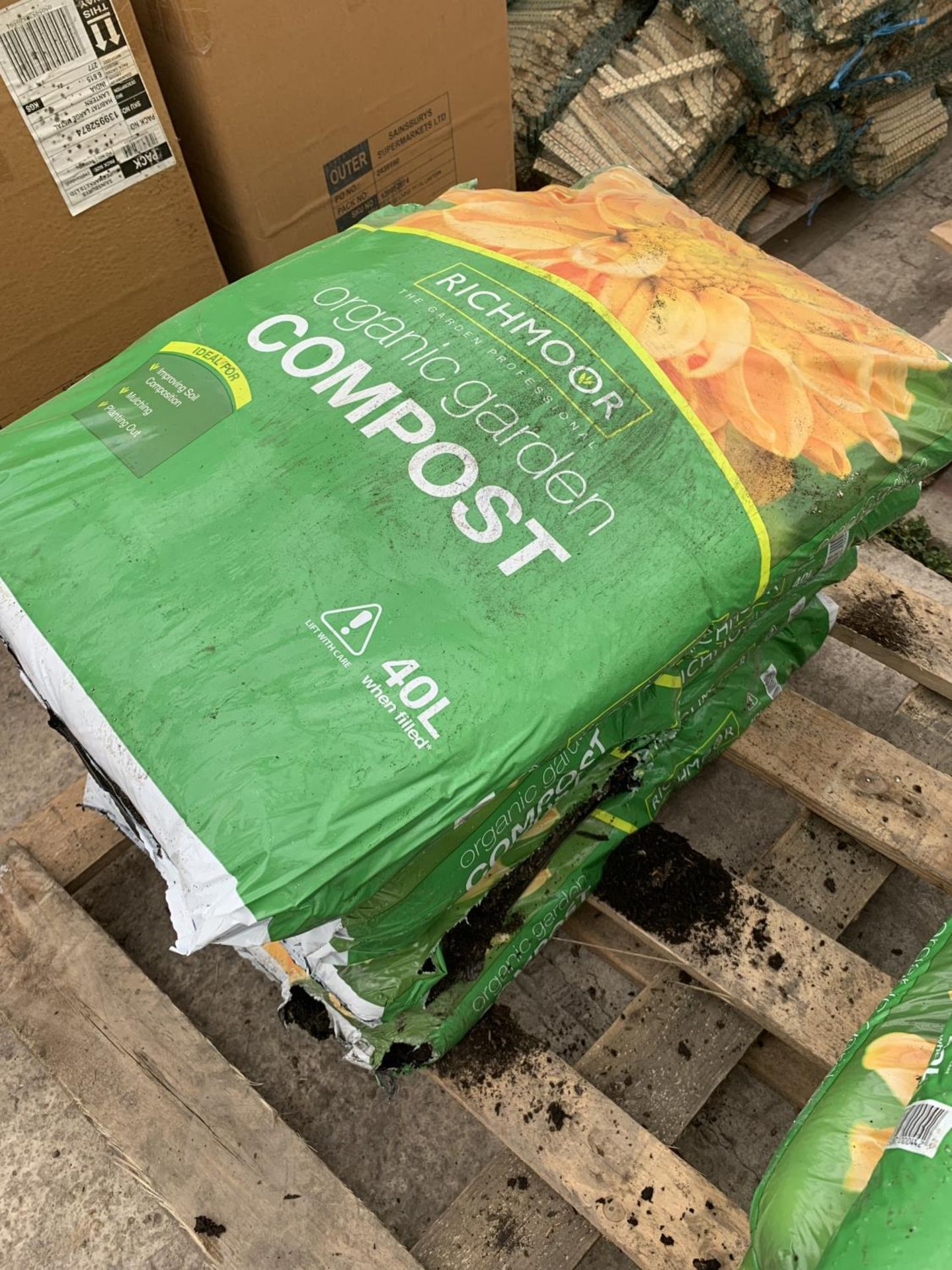 FIVE BAGS OF RICHMOOR ORGANIC GARDEN COMPOST 40L BAGS (SOME DAMAGED BAGS) NO VAT - Image 2 of 2