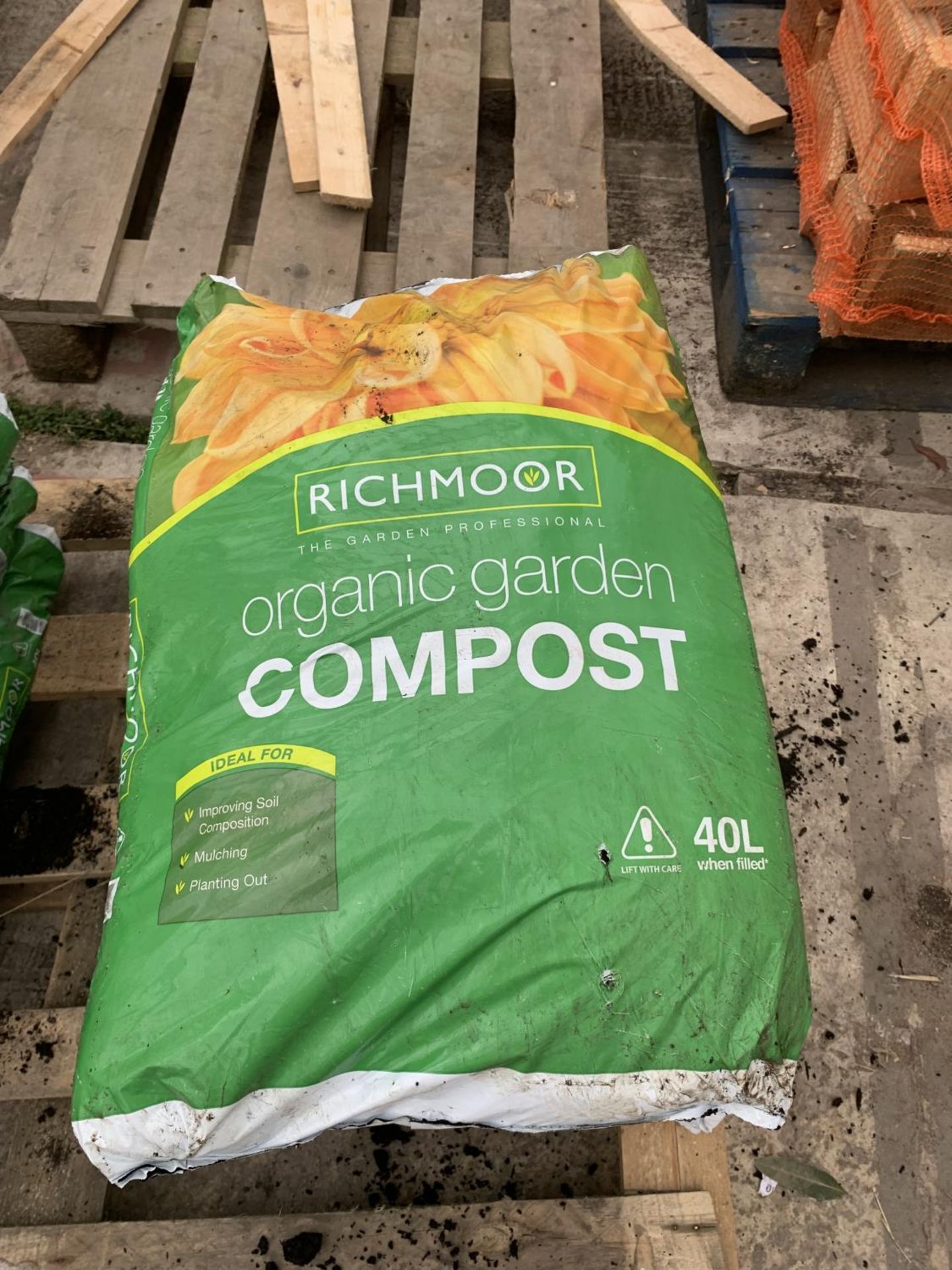 FIVE BAGS OF RICHMOOR ORGANIC GARDEN COMPOST 40L BAGS (SOME DAMAGED BAGS) NO VAT