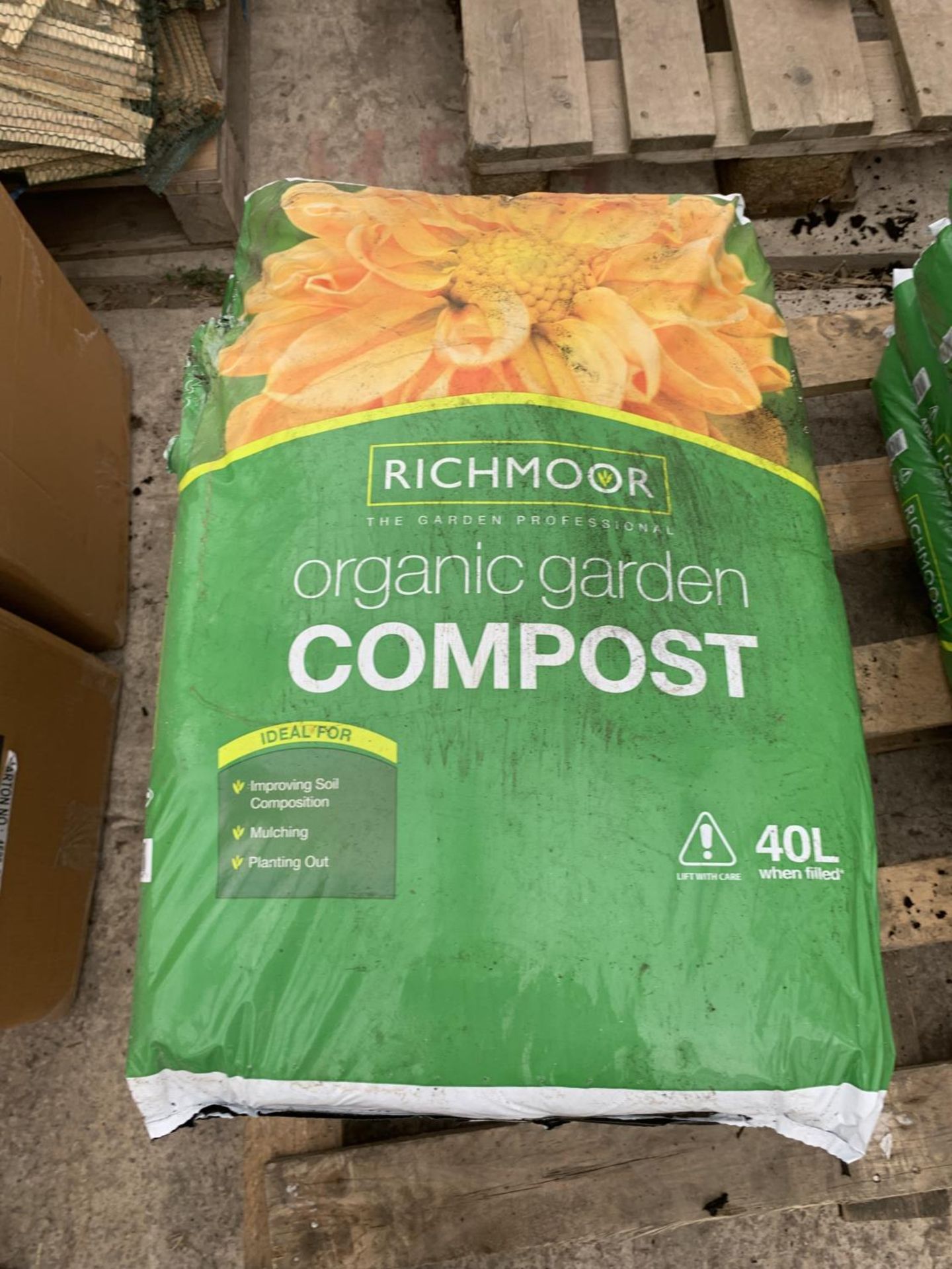 FIVE BAGS OF RICHMOOR ORGANIC GARDEN COMPOST 40L BAGS (SOME DAMAGED BAGS) NO VAT