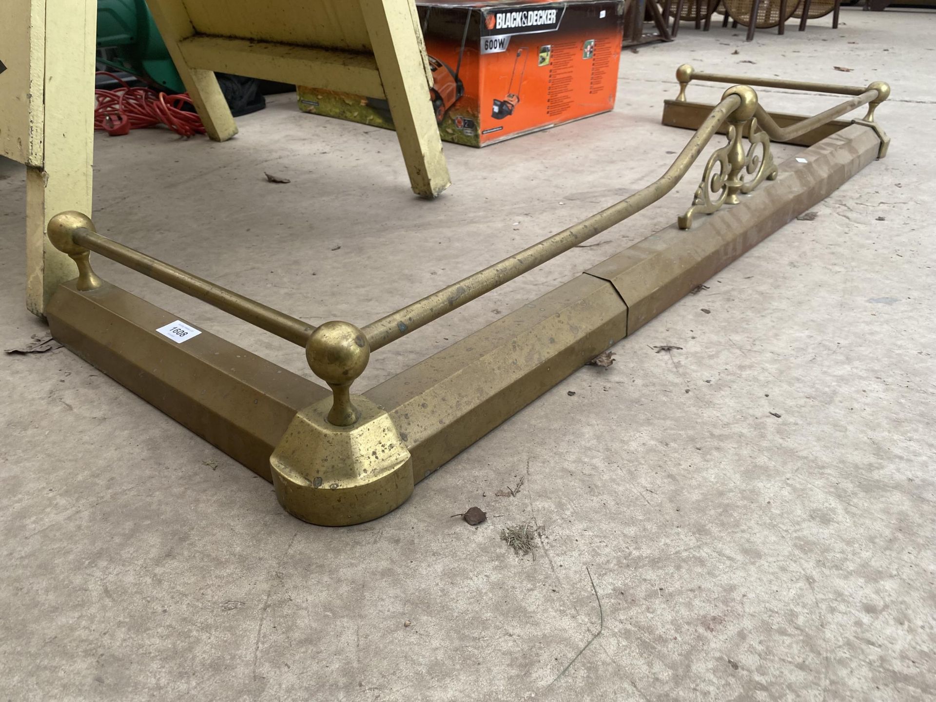 A DECORATIVE BRASS EXTENDABLE FIRE FENDER - Bild 2 aus 2