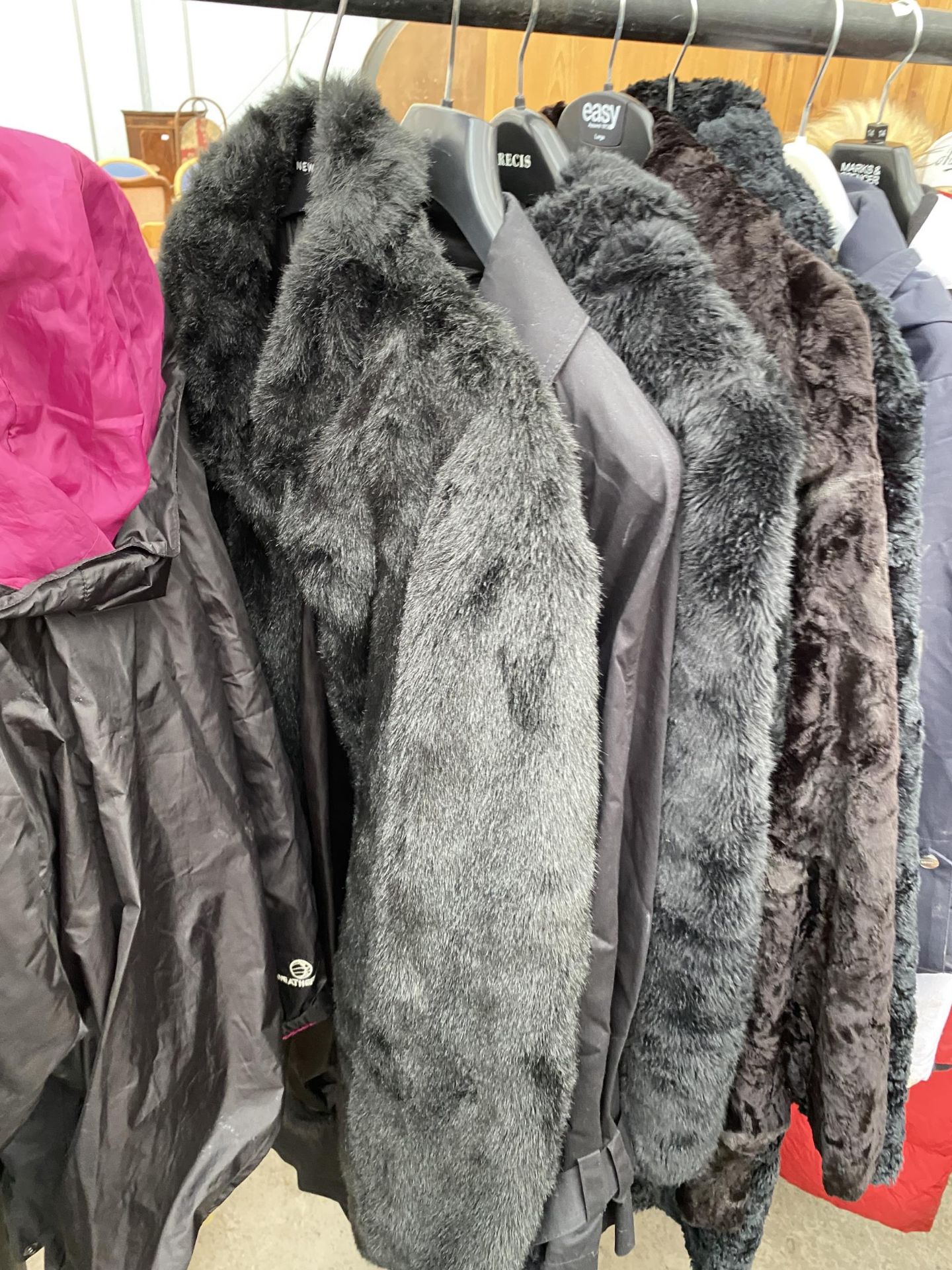 A LARGE ASSORTMENT OF COATS AND JACKETS - Image 4 of 11