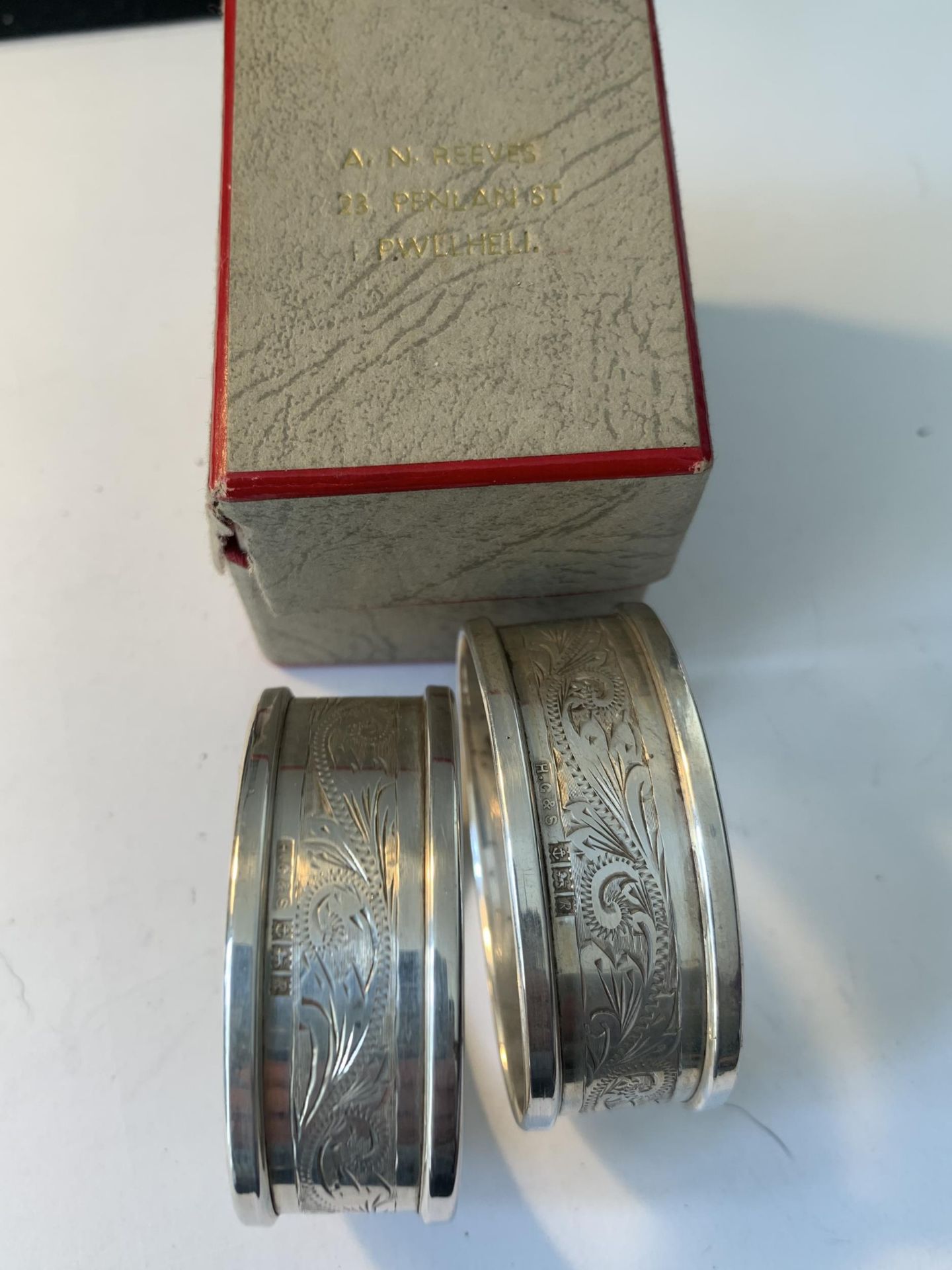 A PAIR OF HALLMARKED BIRMINGHAM SILVER NAPKIN RINGS IN A PRESENTATION BOX