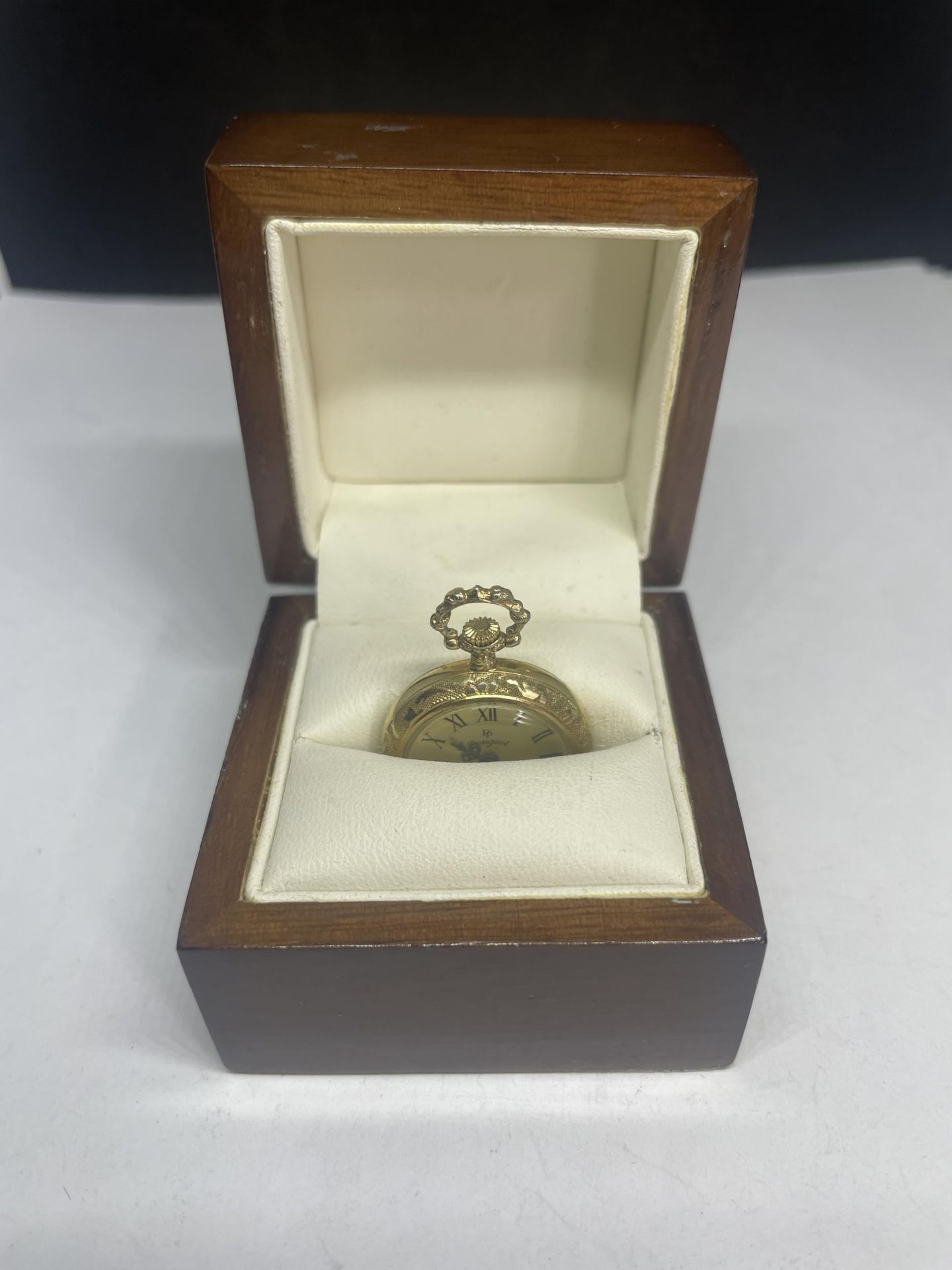A GILT MINIATURE POCKET WITH PRESENTATION BOX SEEN WORKING BUT NO WARRANTY - Image 2 of 4