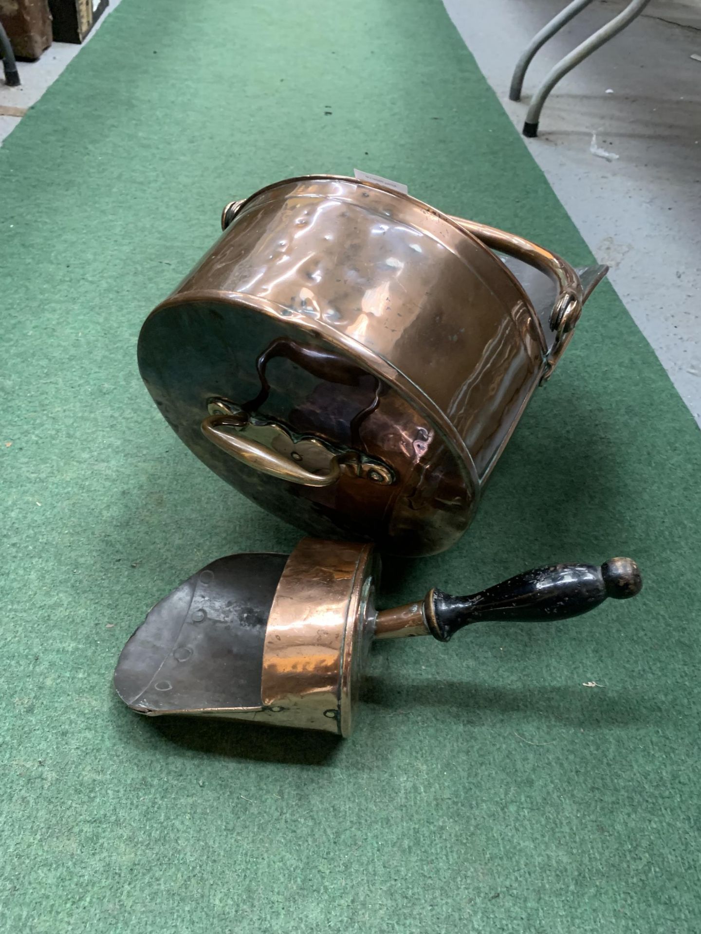 A VINTAGE COPPER COAL BUCKET AND SCOOP - Image 3 of 3