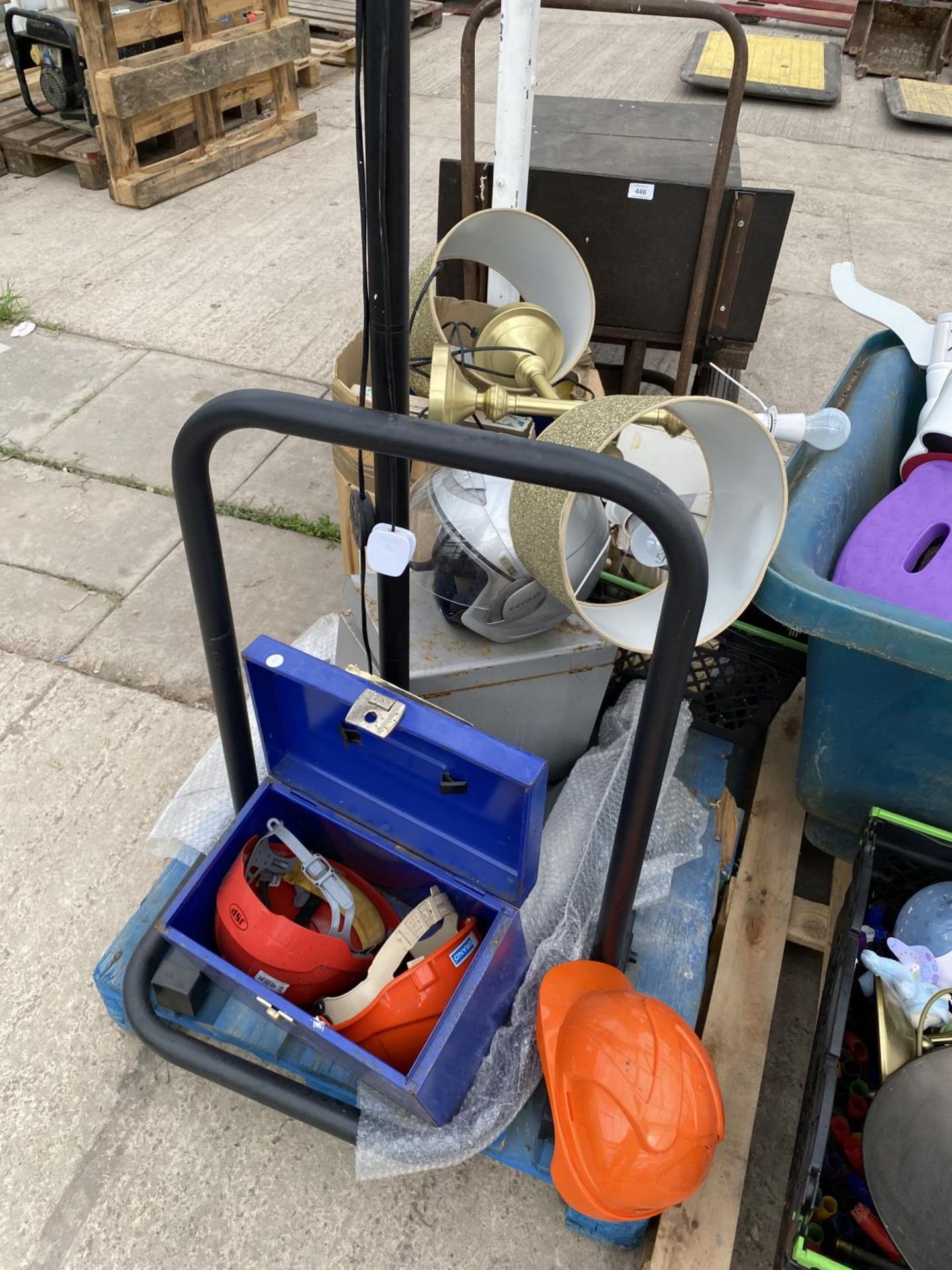 AN ASSORTMENT OF HOUSEHOLD CLEARANCE ITEMS TO INCLUDE LAMPS AND STORAGE TINS ETC