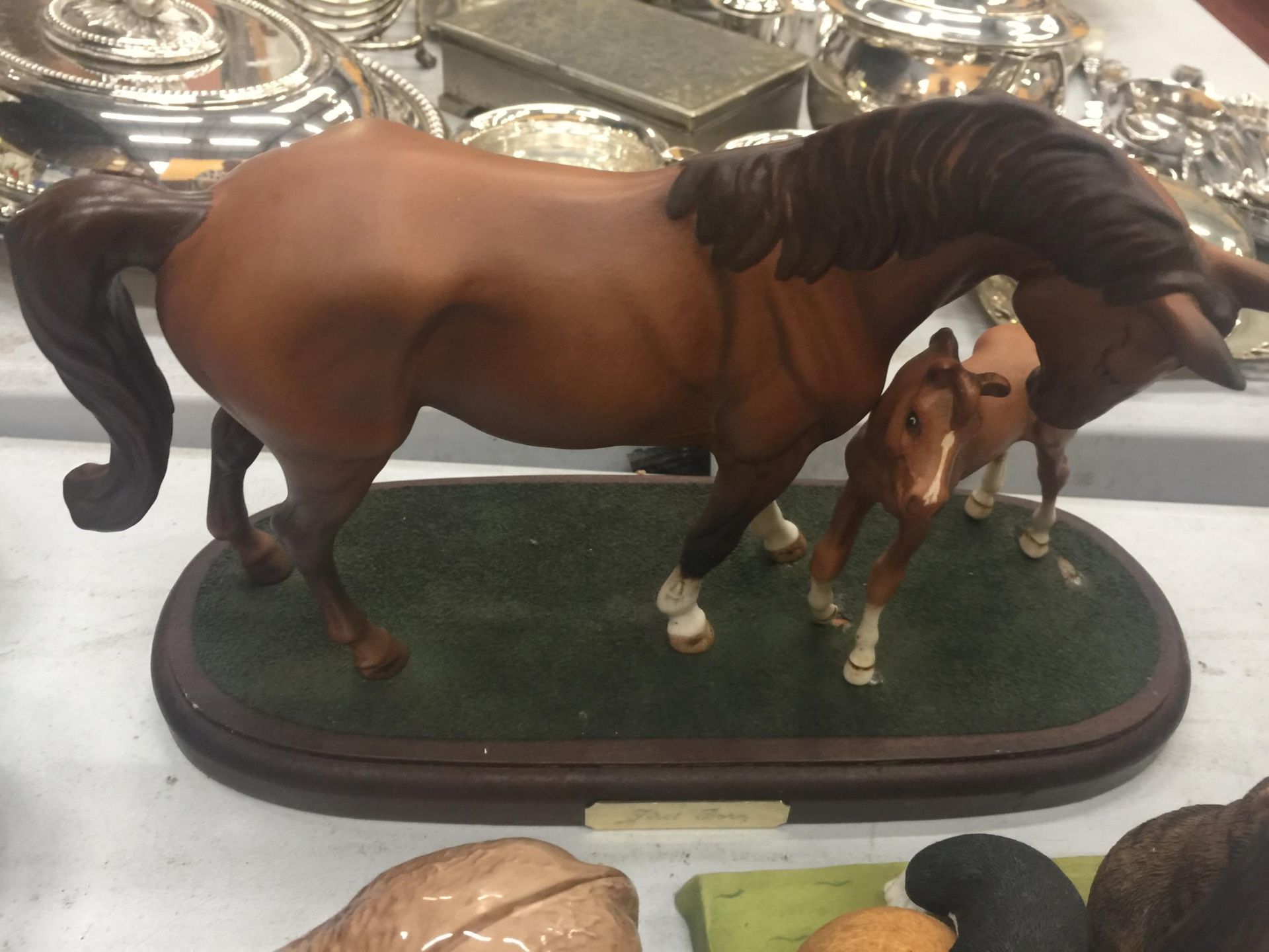 A QUANTITY OF CERAMIC ANIMALS TO INCLUDE A HORSEAND FOAL ON A PLINTH 'FIRST BORN', BESWICK - Image 6 of 6