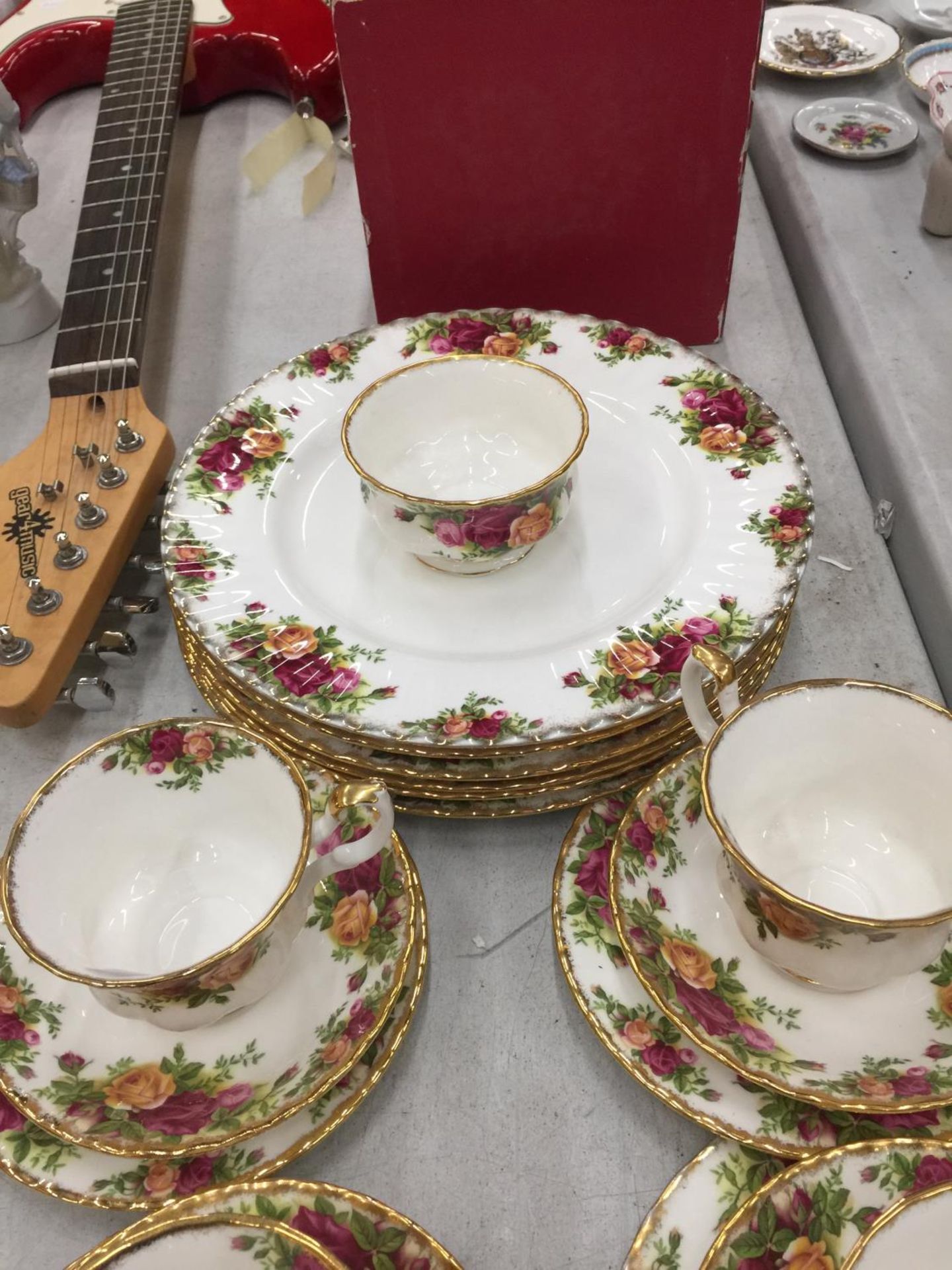 A ROYAL ALBERT 'OLD COUNTRY ROSES' TEASET TO INCLUDE DINNER PLATES, CUPS, SAUCERS, SIDE PLATES A - Image 5 of 8