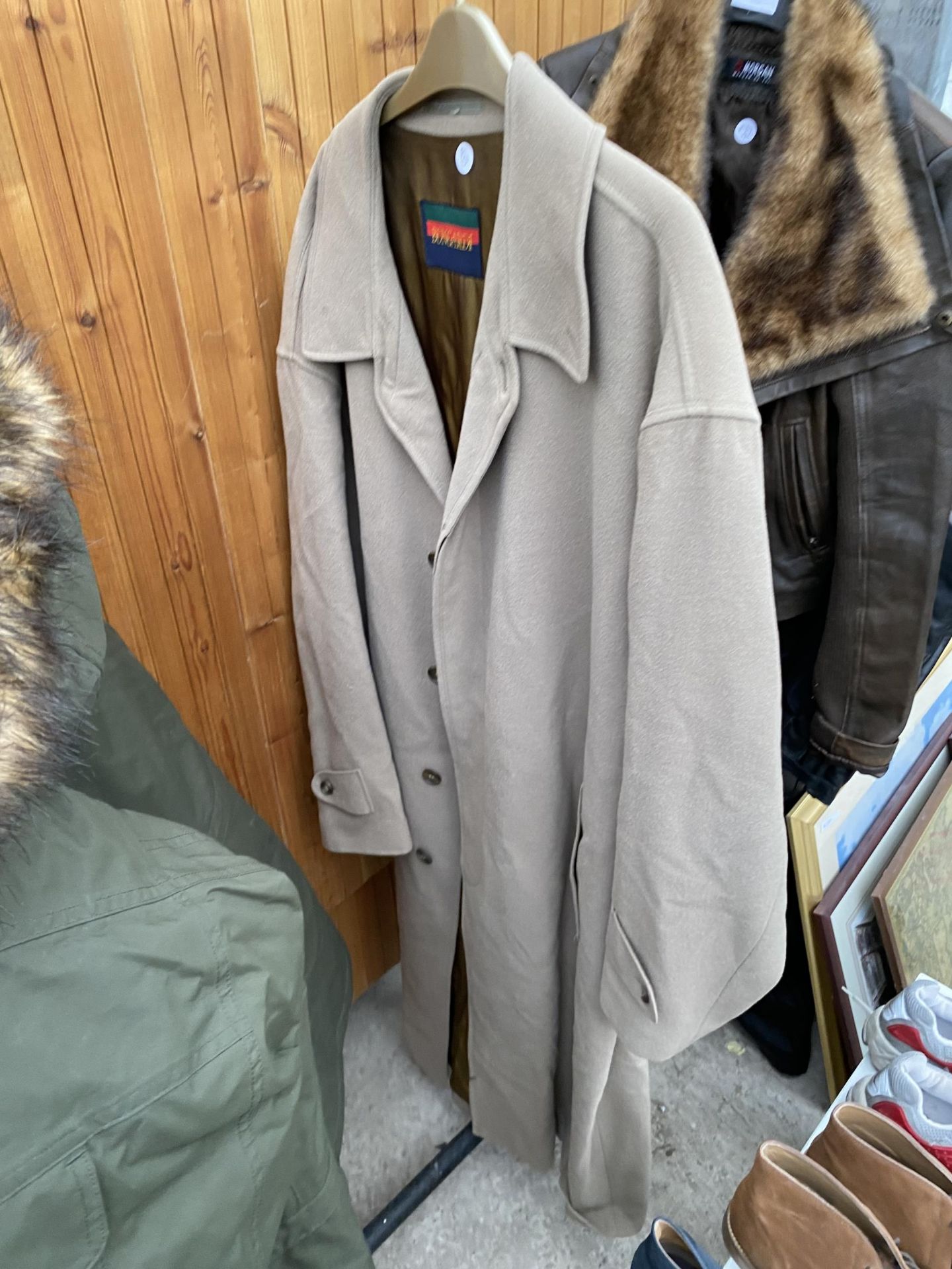 A LARGE ASSORTMENT OF COATS AND JACKETS - Image 11 of 11