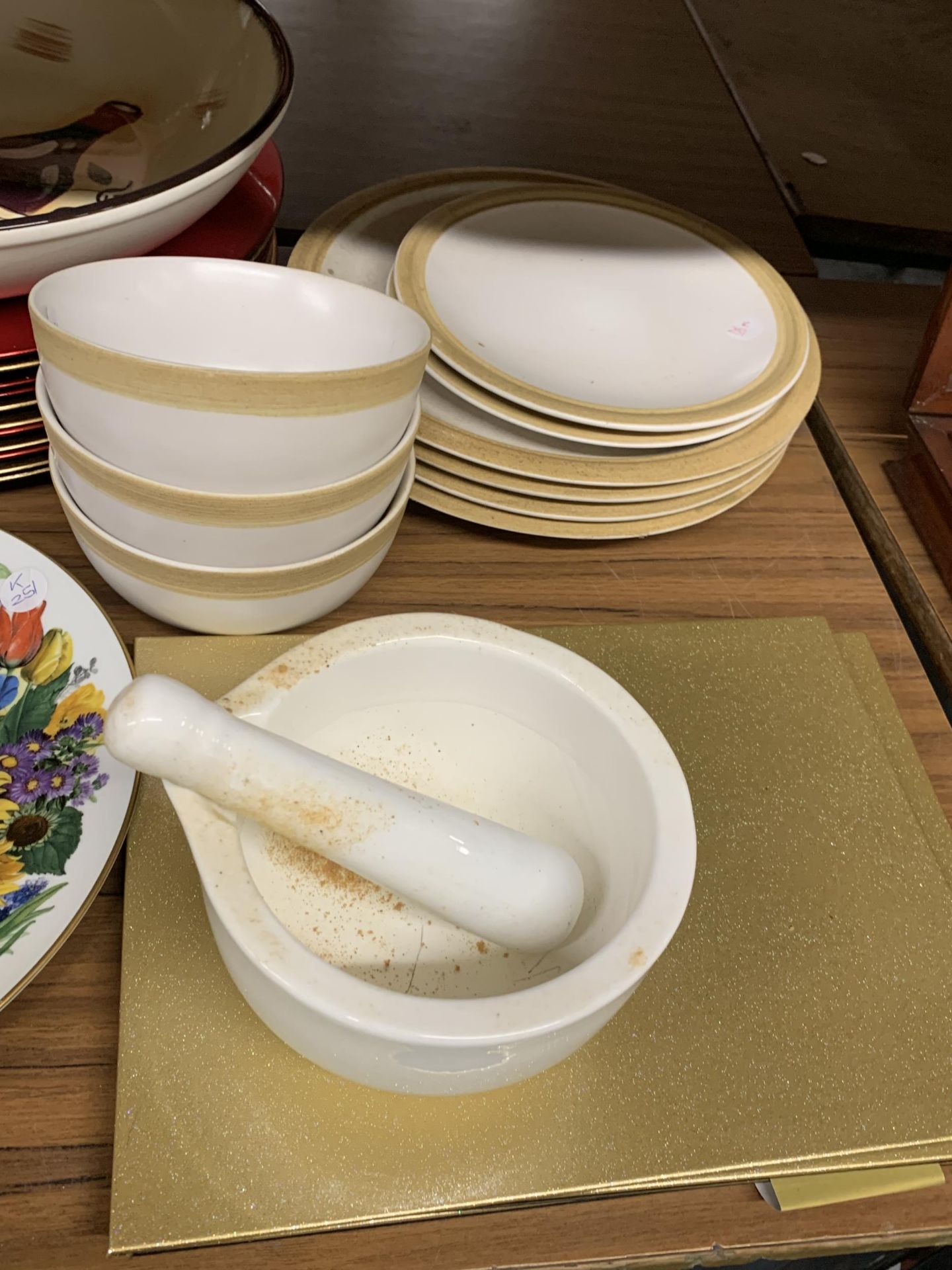 A QUANTITY OF CERAMIC ITEMS TO INCLUDE A PESTLE AND MORTAR, LARGE GREEN AND GOLD PLATES, BOWLS, - Image 3 of 3