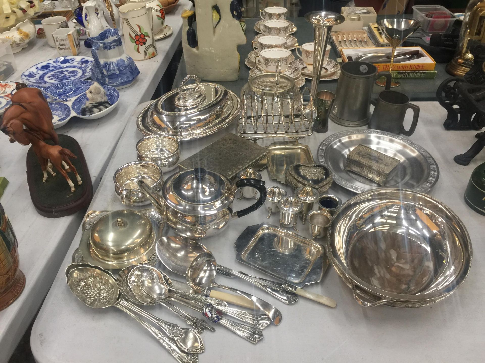 A LARGE QUANTITY OF SILVER PLATED ITEMS TO INCLUDE FLATWARE, CRUETS, A TEAPOT, SERVING DISHES, A