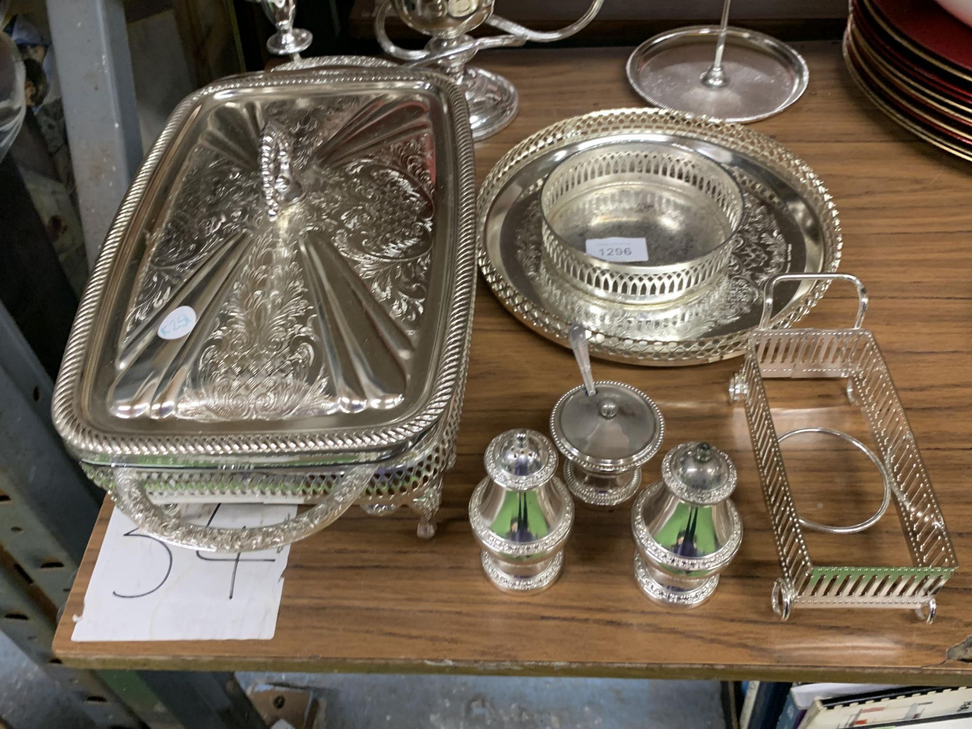 A QUANTITY OF SILVER PLATED ITEMS TO INCLUDE A SERVING DISH, CANDLEABRA, CRUET SET, TRAYS, ETC - Image 2 of 3