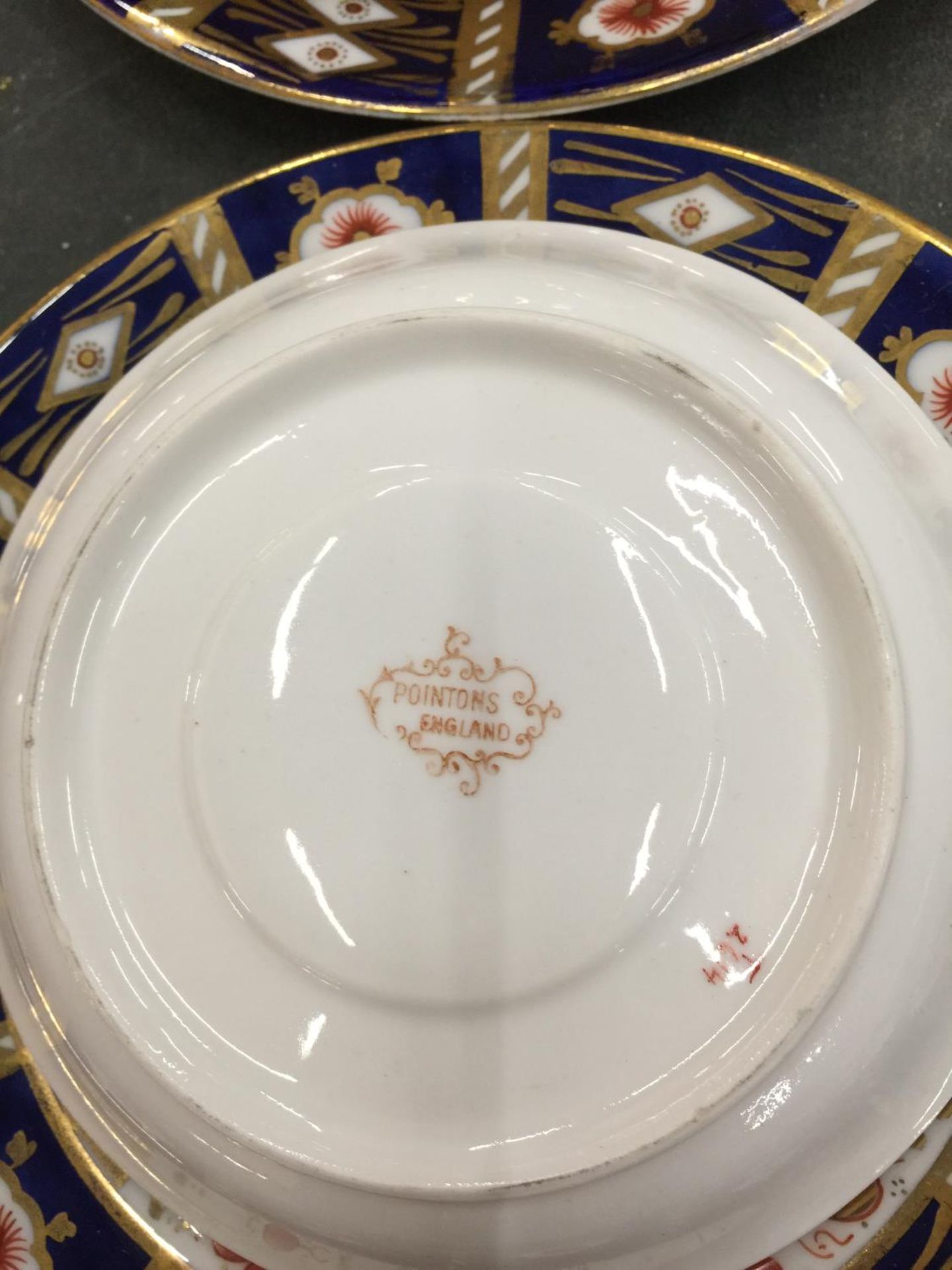 A QUANTITY OF VINTAGE POINTONS CHINA TO INCLUDE A CAKE PLATE, PLATES, SAUCERS, A CREAM JUG AND SUGAR - Image 3 of 8