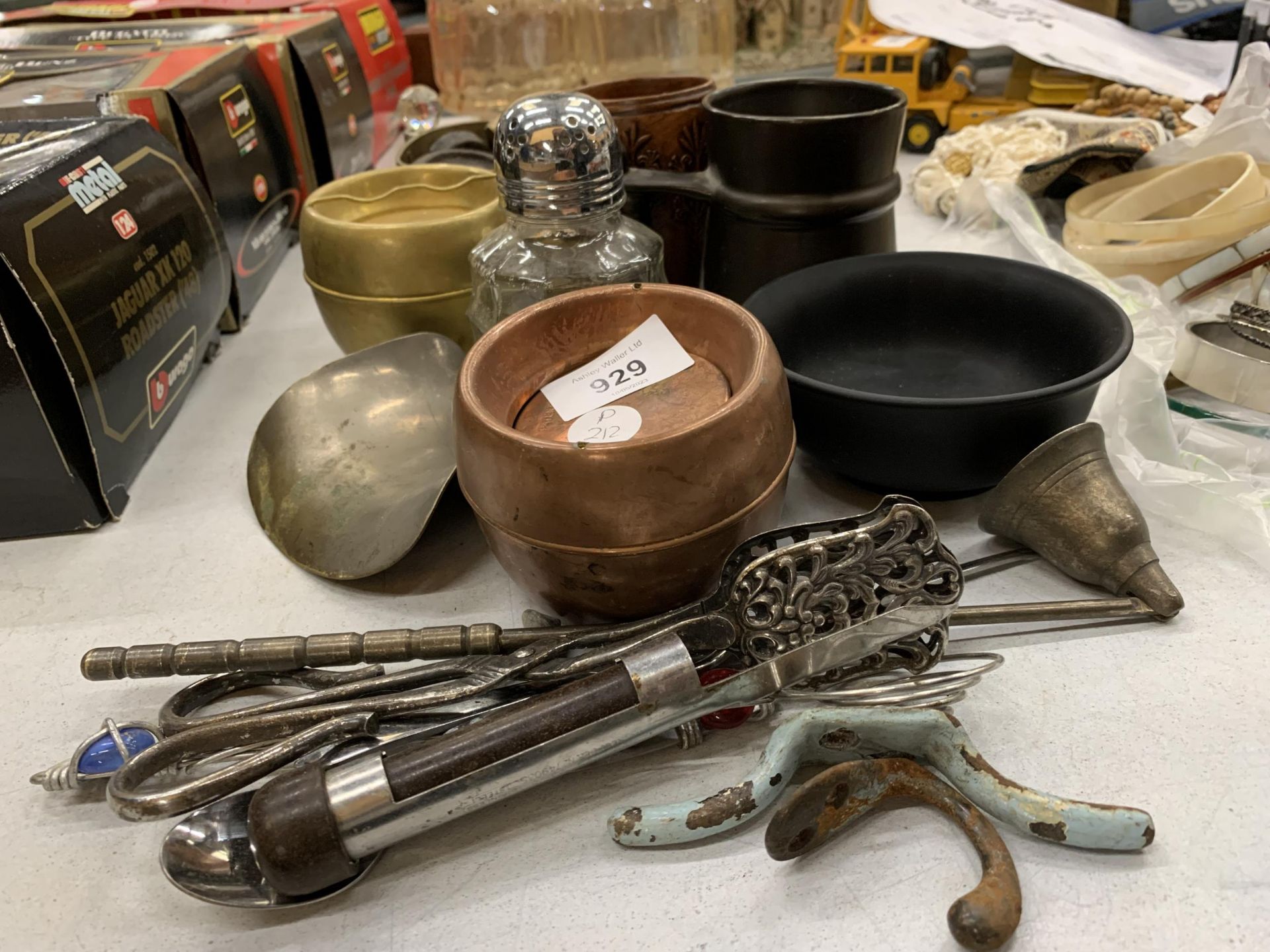 A MIXED GROUP OF VINTAGE ITEMS, CANDLE SNUFFER, BRASS TRAY ETC - Image 4 of 4