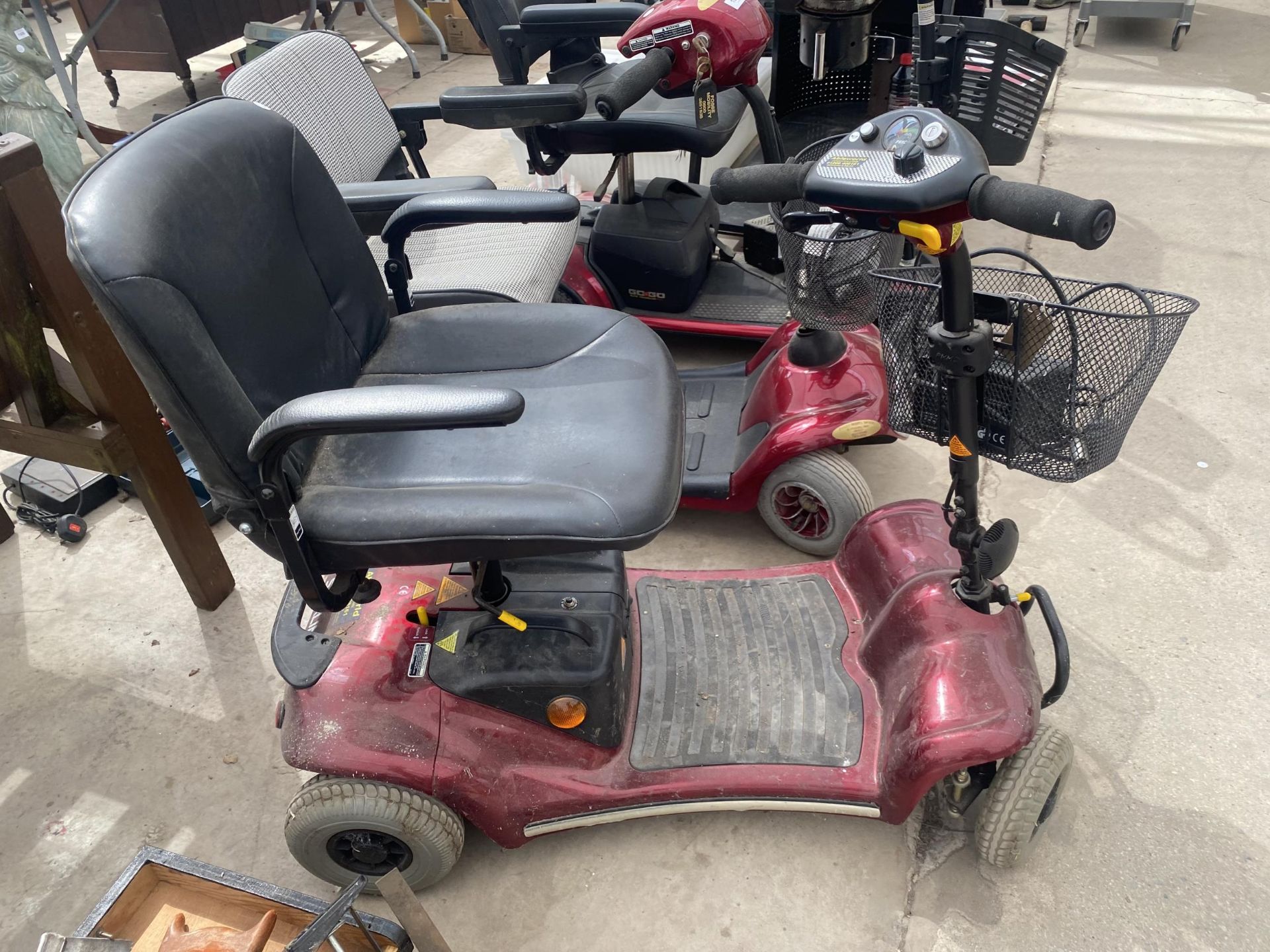 A STERLING PEARL MOBILITY SCOOTER WITH KEY AND CHARGER (VENDOR STATES THERE IS A BAD CONNECTION - Image 2 of 4