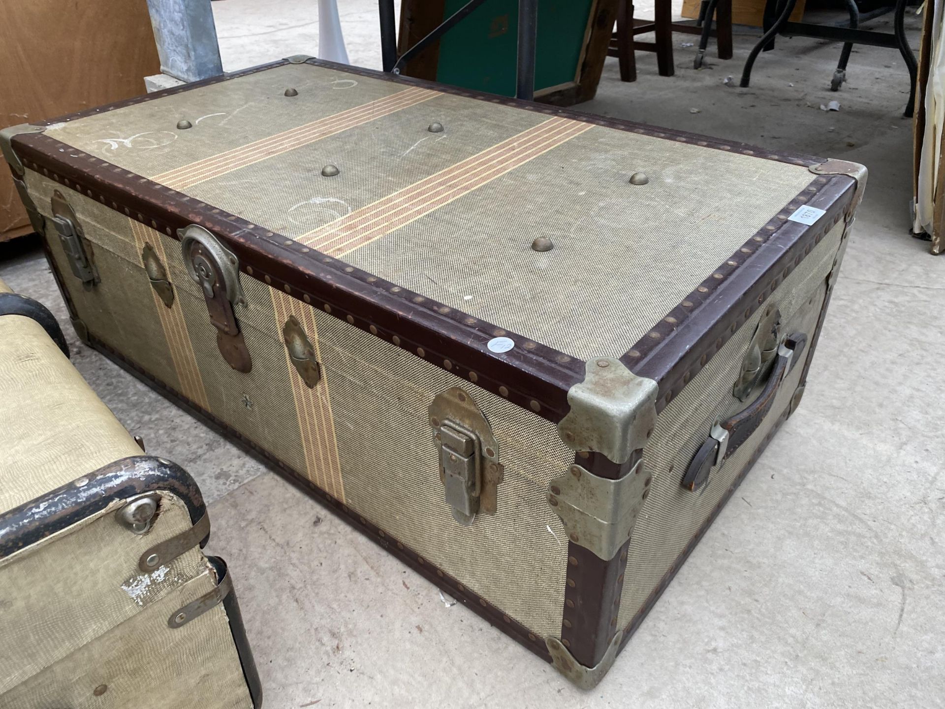 TWO VINTAGE TRAVEL CASES - Image 2 of 7