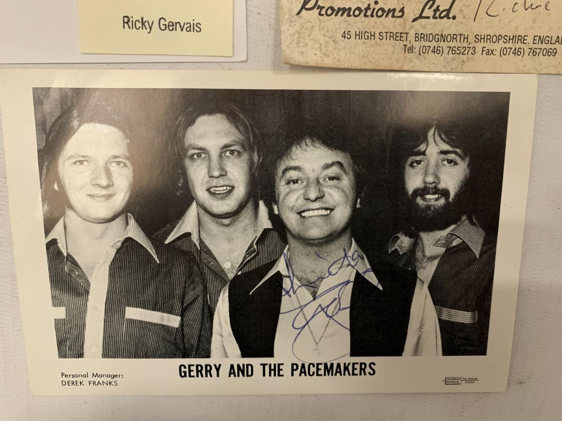 THREE PIECES OF SIGNED MEMORIBILIA - GERRY MARSDEN, RICKY GERVAISE AND BOXER RICHIE WOODHALL - NO - Image 3 of 5