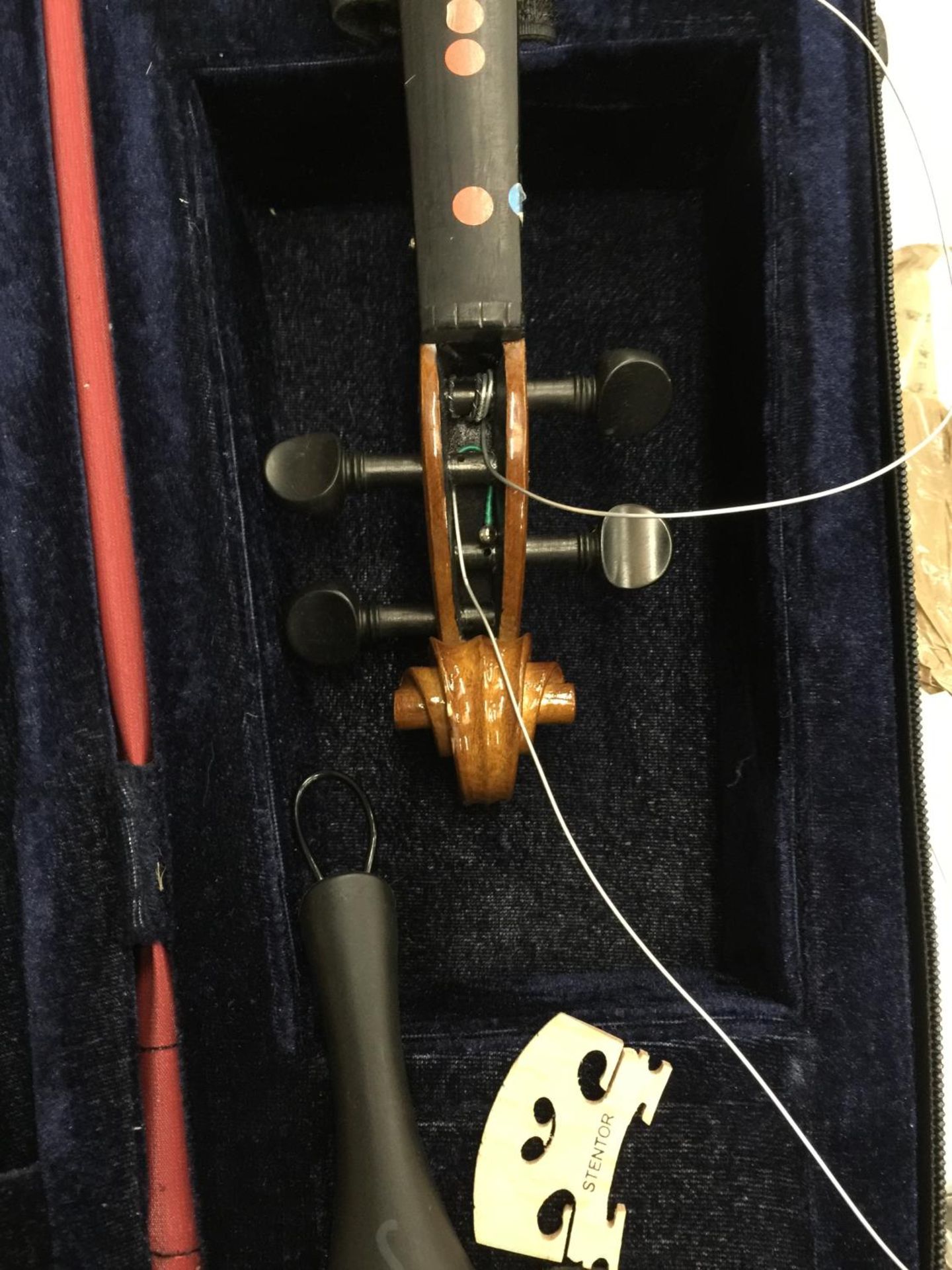 A CASED VIOLIN AND BOW - Image 5 of 6