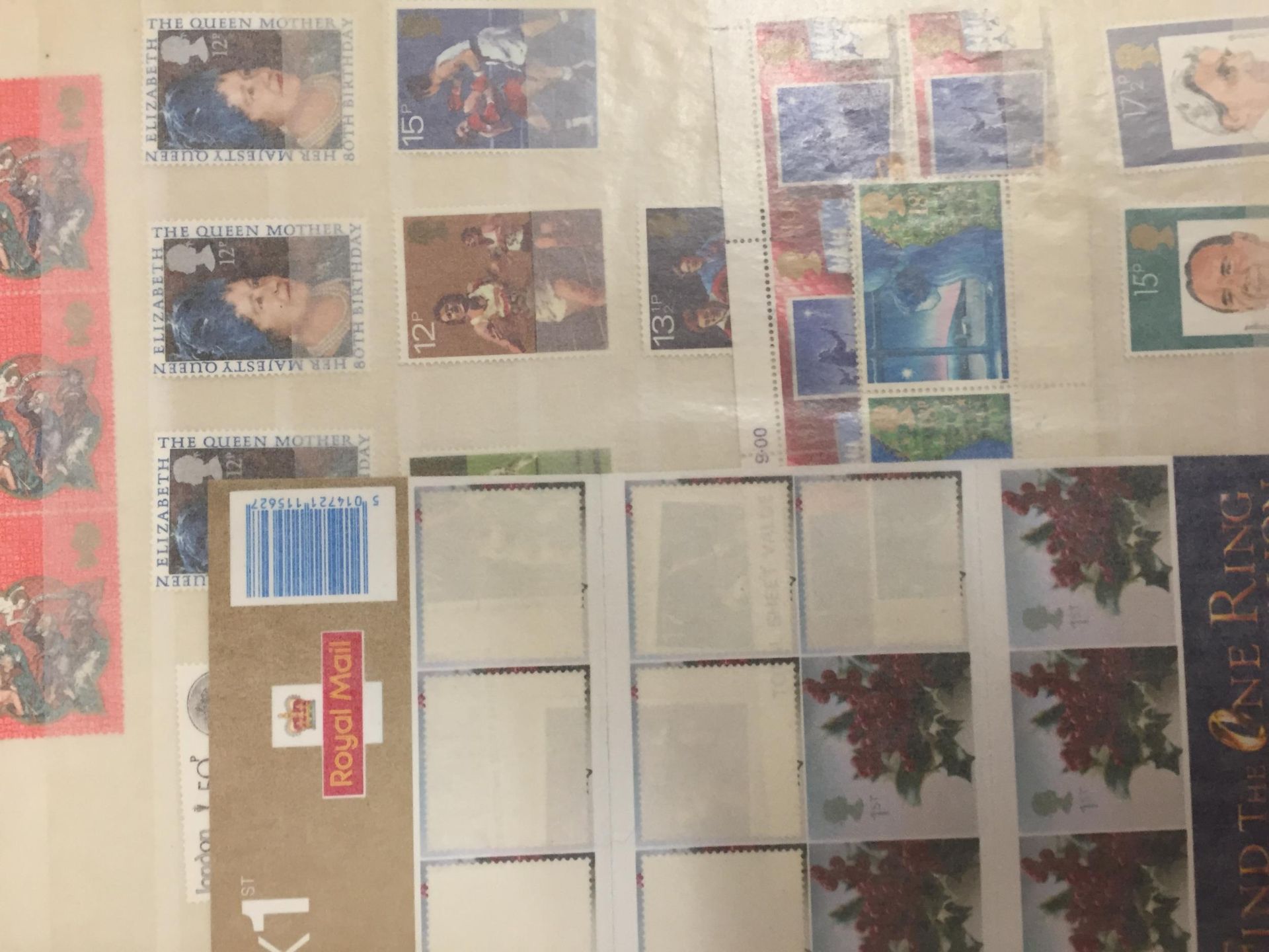 A COLLECTION OF ASSORTED LOOSE STAMPS, STAMPS ON SHEETS AND STAMP BOOKS - Image 5 of 6
