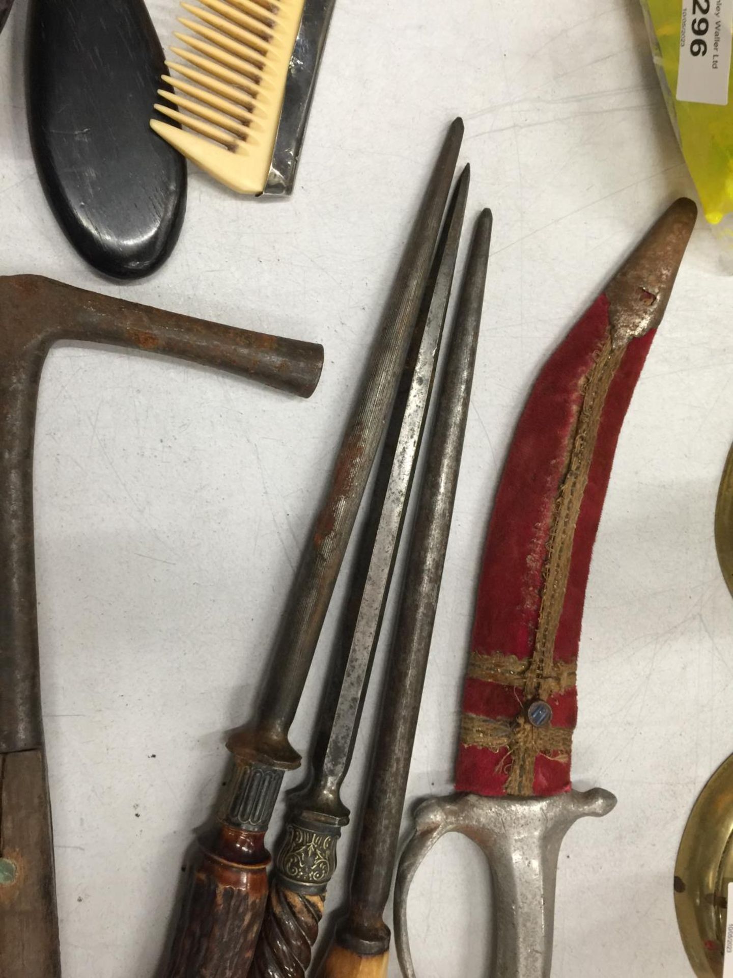 A QUANTITY OF VINTAGE TOOLS TO INCLUDE A ROBERTS HAMMER PLUS AN ASIAN STYLE DAGGER IN A SHEATH - Image 5 of 6