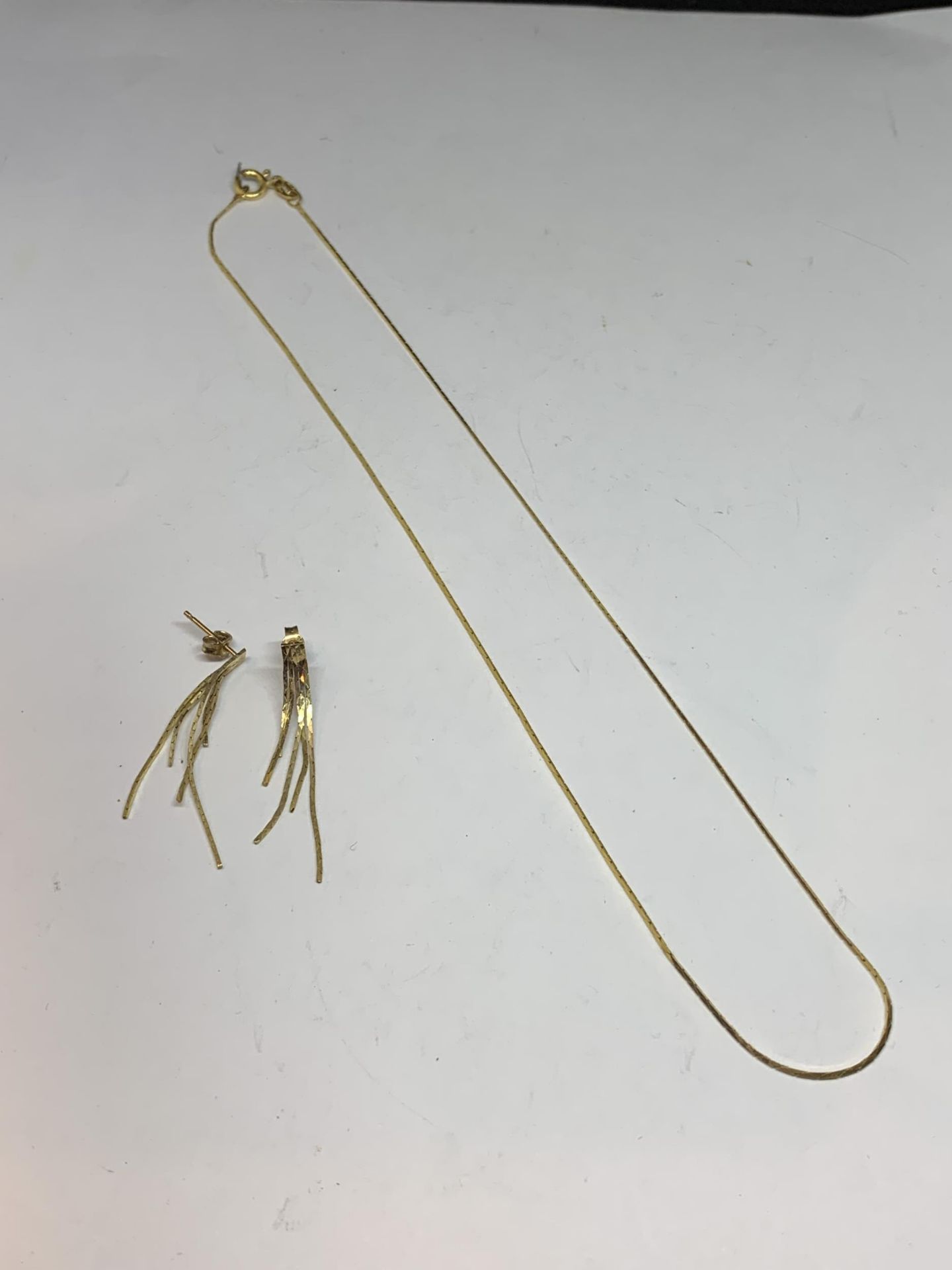 A 9 CARAT GOLD NECLACE AND A PAIR OF EARRINGS GROSS WEIGHT 2.9 GRAMS